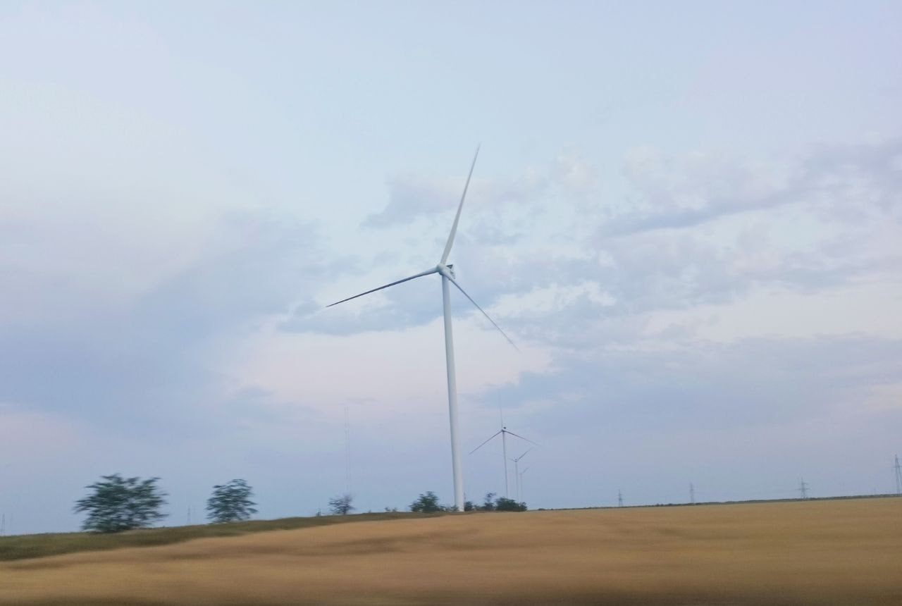 В Ростовской области начали готовить площадку для новой ветроэлектростанции В Морозовском районе стартовала подготовка участка для строительства новой ВЭС Вербная ВЭС Заказчиком выступает Ветроэнергетическая отдельная генерирующая компания 3 входящая в контур управления Росатом Возобновляемая энергия По итогам тендера подрядчик должен будет провести испытания грунтов на местах будущих ветроустановок в районе хуторов Грузинов и Козинка Начальная цена контракта составляет 13 3 млн рублей а победитель тендера будет определен до 29 декабря 2025 года Ввод станции в эксплуатацию запланирован на 2027 год domostroyrf