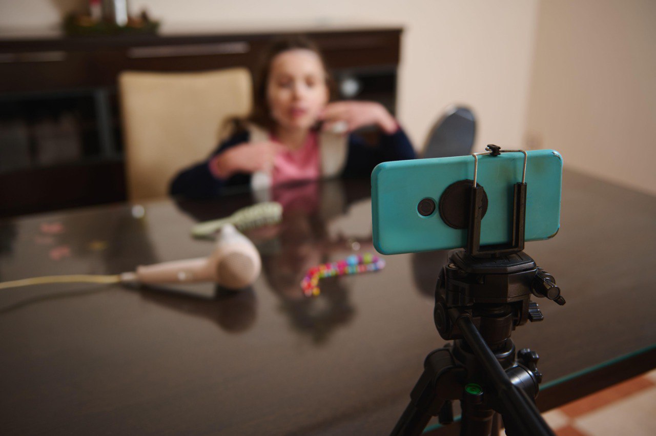 Алгоритм против паспорта TikTok ужесточает проверку возраста пользователей в Европе под давлением регуляторов которые все меньше верят в честно указанный год рождения Платформа начнет активнее использовать алгоритмы анализирующие контент поведение и оформление профиля чтобы выявлять аккаунты детей младше 13 лет Технология уже прошла годичный пилот в Великобритании и помогла удалить тысячи детских аккаунтов Пожалуй лучший телеграм канал о маркетинге