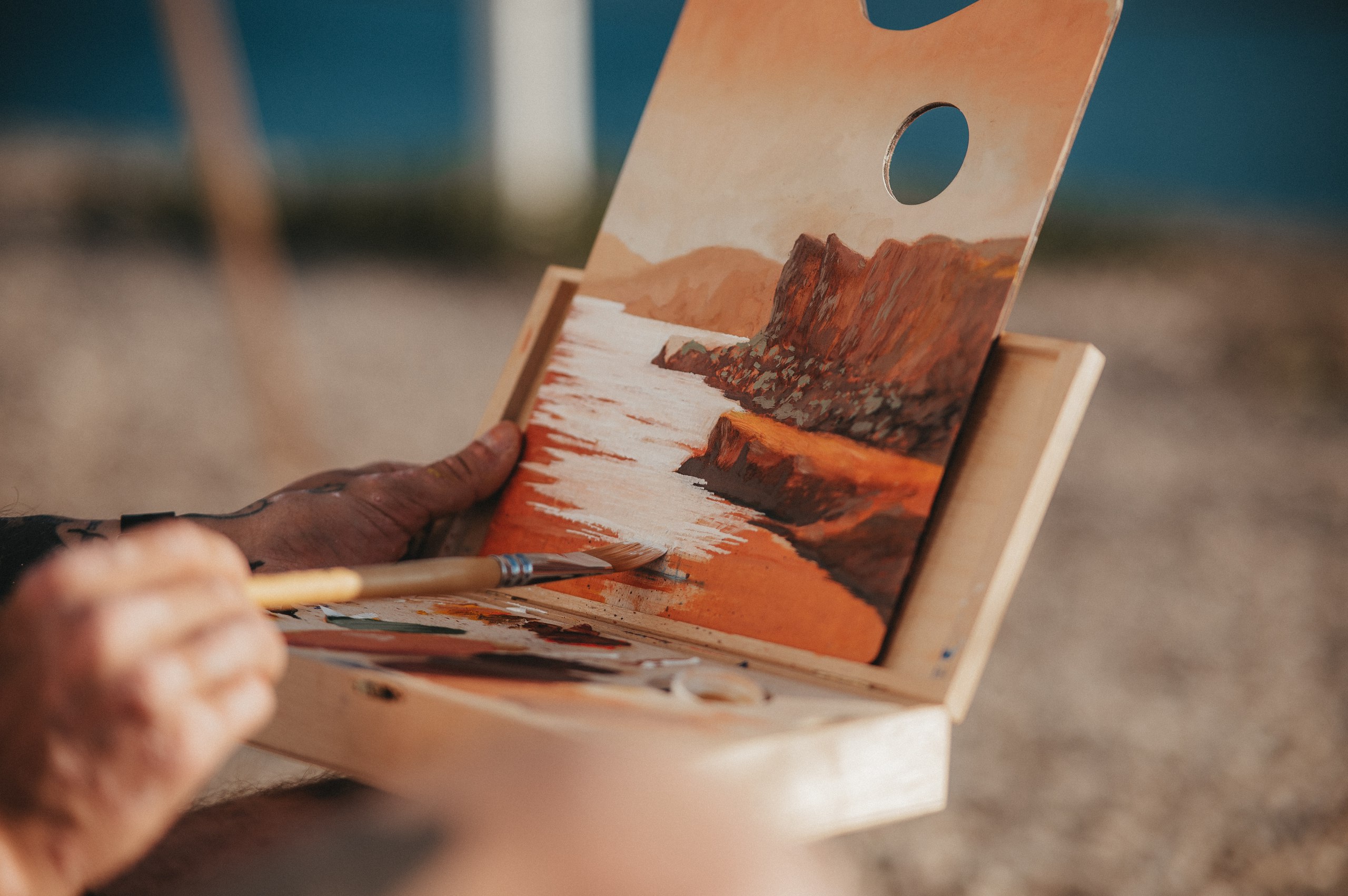 Объявлен старт главного конкурса для молодых художников Картина мира Приглашаем участников в возрасте от 18 до 35 лет представить свои работы на международной арене Независимо от географического положения и опыта ваше уникальное видение имеет значение Тематика этого года Ценности моего народа как часть глобальной культуры человечества Выберите одну из предложенных номинаций и воплотите свою историю Графика Живопись Цифровое искусство включая нейронное искусство Специальная номинация от Третьяковки Вдохновленный русским Работы принимаются до 2 февраля 2026 на сайте проекта kartinamira art Не упустите возможность продемонстрировать своё творчество миру Информация и фото предоставлены Министерством культуры РФ