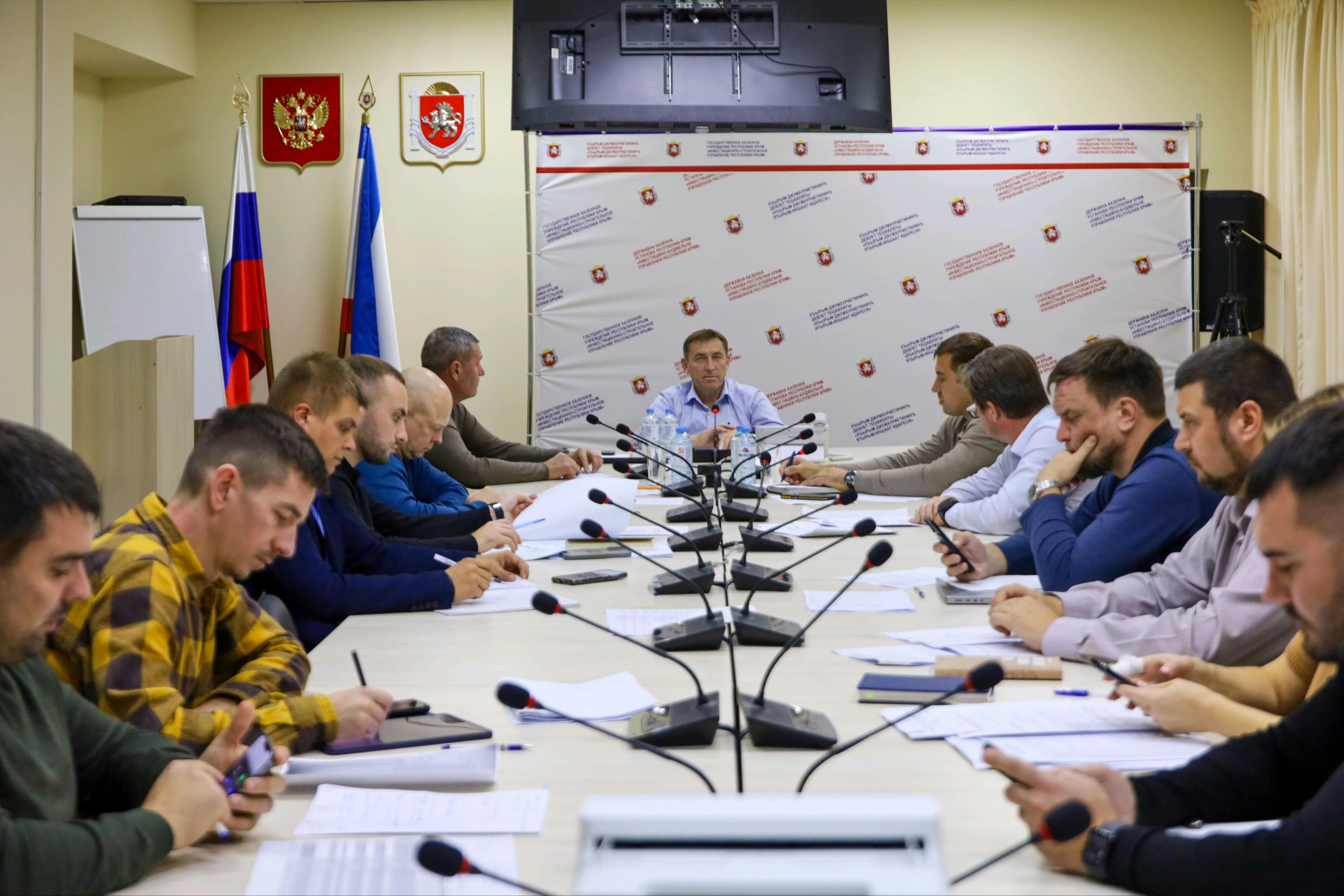 До конца года будут введены в эксплуатацию очистные сооружения Миндальное и Утес под Судаком и Алуштой Станция в с Миндальное готова на 100 Она оснащена системами механической и глубокой биологической очистки ультрафиолетовым обеззараживанием и способна очищать до 15 тыс м3 сточных вод в сутки Сброс будет осуществляться через коллектор длиной более 5 км в озеро Бугаз Пусконаладочные работы завершены ведётся подготовка техдокументации для передачи объекта эксплуатирующей организации Стройготовность КОС Утес в пос Малый Маяк 95 После модернизации мощность станции увеличится с 3 до 5 тыс м3 в сутки Здесь также предусмотрены технологии механической и биоочистки с УФ обработкой Сброс очищенных сточных вод будет осуществляться в море через глубоководный выпуск длиной 2 4 км В настоящее время завершается монтаж КПП установка наружного освещения отделка фасадов дорожные работы и благоустройство территории Совещание в ГКУ Инвестстрой Республики Крым