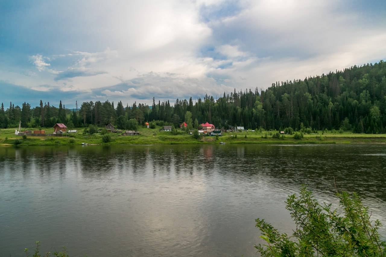 Мужчина на моторной лодке насмерть сбил женщину на сапборде. ЧП случилось накануне на реке Мана возле поселка Нарва Пострадавшую вынесли на берег очевидцы, однако от полученных травм она скончалась до приезда скорой помощи. Как сообщают в пресс-службе МЧС по краю, у судовладельца не было прав на управление лодкой. Следственный комитет выясняет обстоятельства произошедшего.
