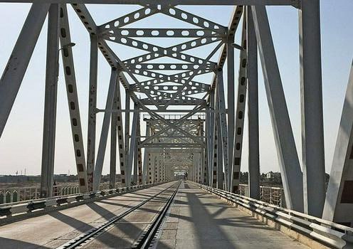 Узбекистан спустя четыре года открыл пропускной пункт на границе с Афганистаном На мосту Термез Хайратон вновь заработал КПП что позволяет пассажирам напрямую и безопасно перемещаться между двумя странами однако визовый режим сохраняется ℹ  КПП был закрыт в августе 2021 года после прихода к власти в Афганистане движения Талибан что сильно усложнило поездки предпринимателей путь который раньше занимал около часа приходилось преодолевать через Таджикистан более суток Организация признана террористической и запрещена в ряде стран Подробнее на нашем сайте Актуальные новости из Центральной Азии fergananews