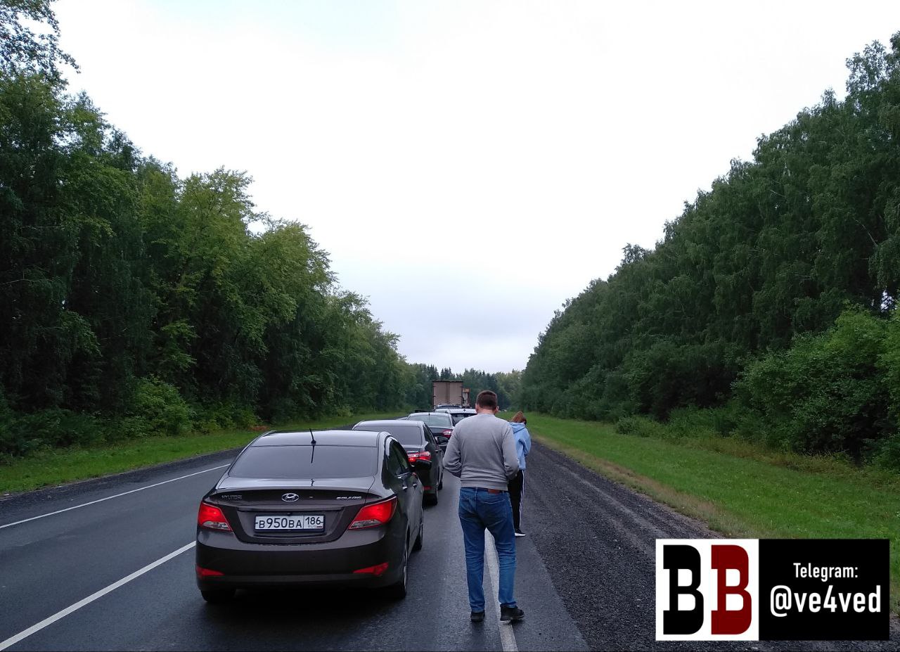 Путепровод над железной дорогой у села Логиново пообещали построить свердловские власти Врио губернатора Свердловской области Денис Паслер в своём телеграм-канале рассказал о планах по строительству путепровода на дороге Екатеринбург — Шадринск — Курган: в месте, где из-за пересечения с железной дорогой в одном уровне скапливаются огромные пробки. Вчера пообщался с жителями Каменска-Уральского. Свердловчане стоят в пробках на переезде часами, они растягиваются на десятки километров. Тратятся нервы и время. — сказал Паслер и пообещал, что работы начнутся уже в сентябре этого года. Железнодорожный переезд находится на участке трассы, связывающей первый и третий города Свердловской области — Екатеринбург и Каменск-Уральский. Ранее мэр Каменска-Уральского Алексей Герасимов заявлял, что решение вопроса с проблемным участком дороги должно произойти в 2025—2026 годах, и что это «сблизит в два раза Каменск-Уральский и Екатеринбург». Если работы начнут в сентябре 2025 года тогда же, к слову, пройдут выборы губернатора области , путепровод должны построить к 2028 году, уточнили в пресс-службе Управтодора. Телеграм-канал Поддержать Подписаться Прислать новость