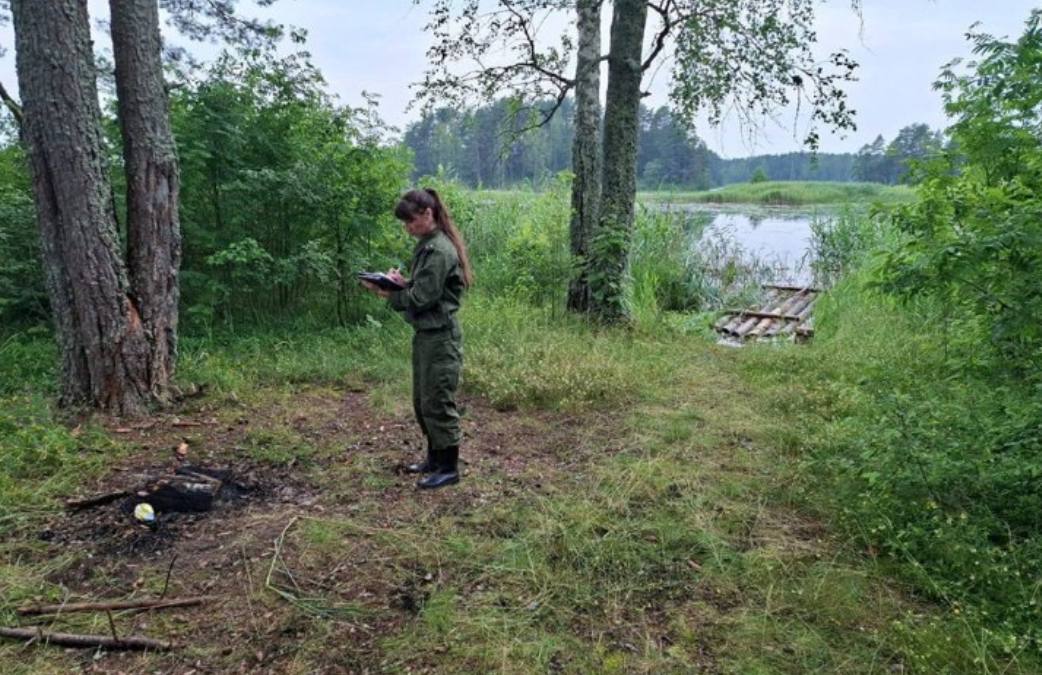 В Новгородской области турист из Москвы погиб от удара молнии Следком Новгородской области проводит проверку по факту гибели туриста из Москвы в Валдайском районе. Он умер от удара молнии. Как сообщает региональное ведомство в четверг в своем Telegram-канале, вчера вечером недалеко от деревни Сухая Ветошь Валдайского района 36-летний мужчина готовил еду на костре. На отдыхе он был со своей девушкой. Погода была ненастная. Сверкала молния. Ее удар был такой силы, что мужчина скончался на месте происшествия.