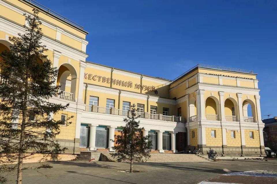 Проект со сложной судьбой Виктор Томенко рассказал о сроках достройки Художественного музея в Барнауле В интервью Вестям губернатор Виктор Томенко назвал строительство музея объектом со сложной судьбой По его словам сейчас необходимо полностью обновить проектную документацию чтобы она соответствовала современным требованиям Постепенно мы этот вопрос решим отметил Томенко Стройка началась ещё в 2012 году но готово только 62 объекта В Минстрое ранее заявили что без обновления проектно сметной документации работы возобновить невозможно Ваши ставки когда музей всё таки достроят Фото Толк