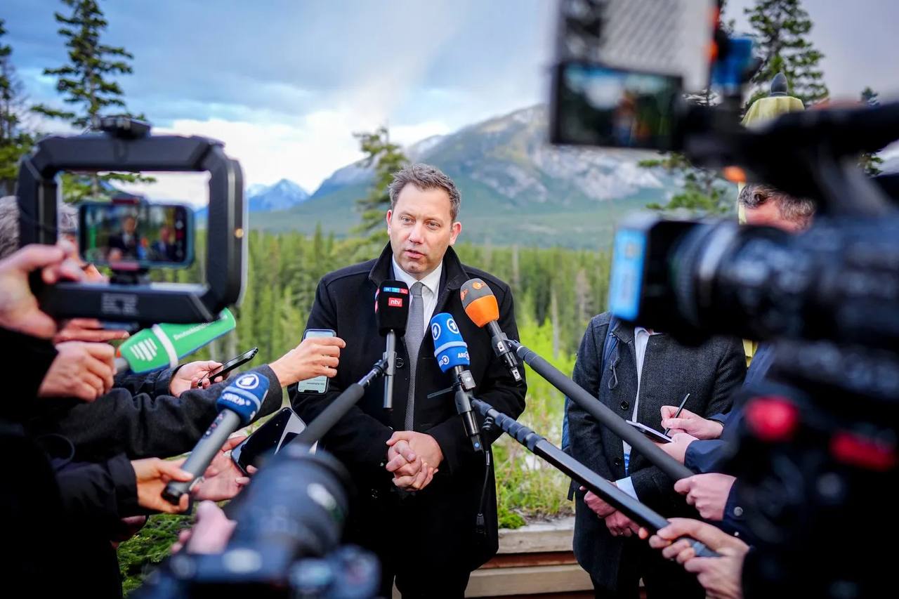Страны G7 договорились продолжить поддержку Украины, но пока не согласовали окончательное заявление Об этом сообщил министр финансов Германии Ларс Клингбайль в кулуарах встречи руководителей “Большой семерки” в Канаде. “Стало ясно, что в формате G-7 поддержка останется неизменной, и что Украина может рассчитывать на сильную солидарность и существенную поддержку со стороны стран G-7”, — заявил Клингбейл в среду в горной деревне Банф, где проходит встреча. Однако по состоянию на вечер среды группа, в которую входят США, Канада, Германия, Великобритания, Франция, Италия, Япония, а также представитель Евросоюза, не согласовала окончательное заявление, формализующее обязательство, упомянутое Клингбайлем. Подписаться
