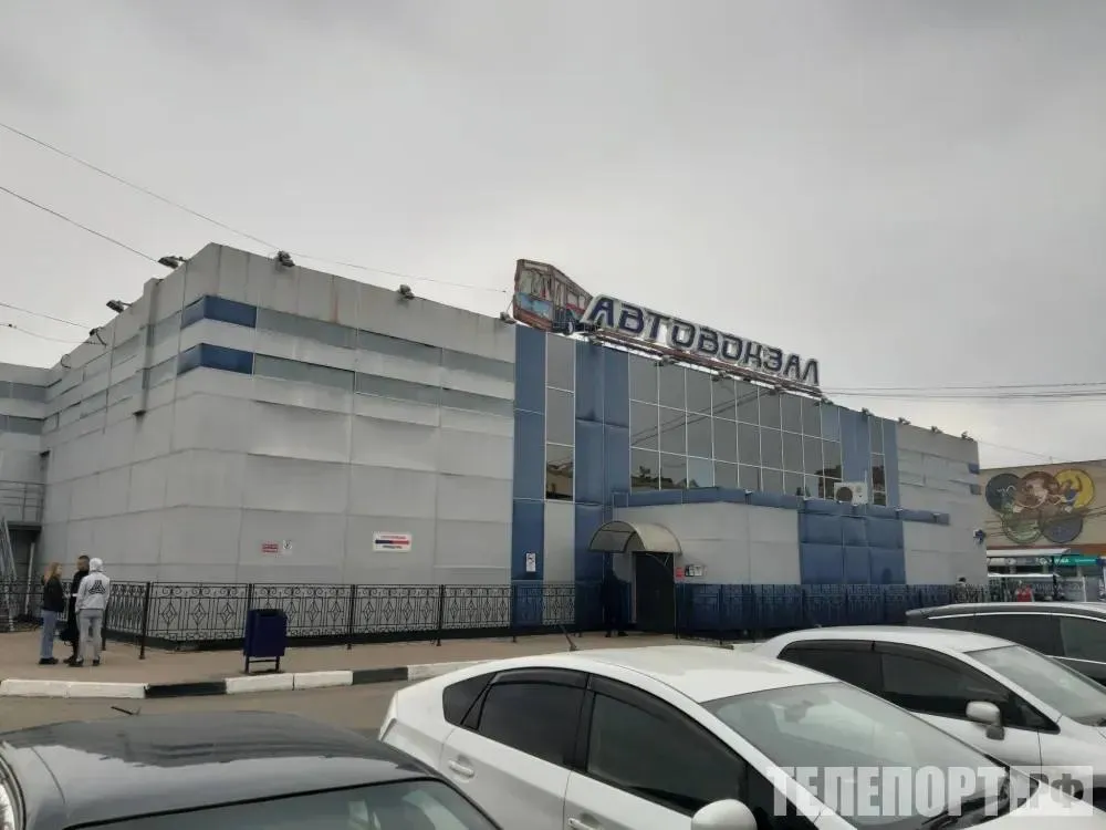 Автовокзал Благовещенска перенесут в другое место Планы озвучил губернатор Василий Орлов Автовокзал Благовещенска планируют перенести в район железнодорожного вокзала Таким планами поделился в ходе прямого эфира губернатор области Василий Орлов Глава региона рассказал что в панах у властей перенос автовокзала на площадь железнодорожного вокзала Инвестор есть такая работа идет Также он напомнил что работа по проектированию путепровода в районе ж д вокзала началась а также что строительство этого объекта президент поручил включить в долгосрочную программу дорожного строительства РФ По словам Василия Орлова эти проекты постараются взаимоувзять между собой ТЕЛЕПОРТ РФ здесь все об Амурской области  Мы в МАХ  Написать нам