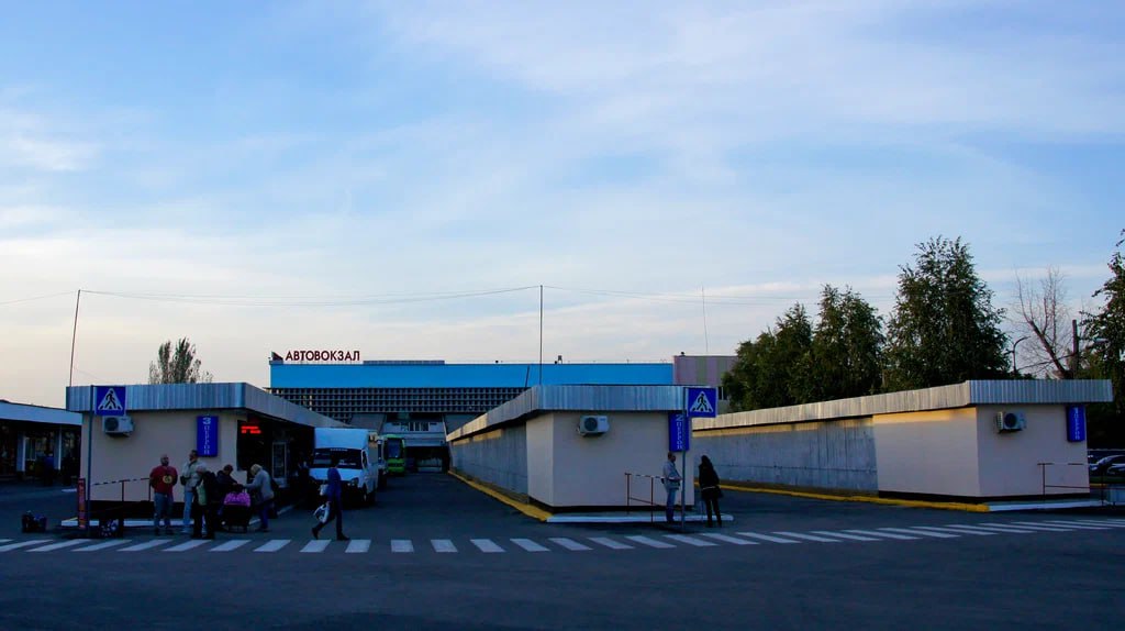С 1 августа 2025 года в ЛНР изменятся тарифы на пригородные автобусы  Стоимость будет зависеть от расстояния.    Проезд — 3,18 рубля за километр пути.  Багаж — 32 копейки за километр.   Новые тарифы начнут действовать с 1 августа и будут актуальны до 1 января 2027 года.  Подробная информация доступна на сайте Комитета тарифного и ценового регулирования ЛНР.