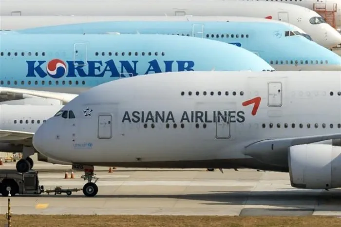 Korean Air завершит объединение с Asiana Airlines в декабре 2026 года Korean Air официально завершит объединение с Asiana Airlines 17 декабря 2026 года После слияния Asiana Airlines фактически прекратит существование как отдельная авиакомпания и полностью войдёт в структуру Korean Air Советы директоров обеих авиакомпаний уже одобрили соглашение о слиянии Korean Air получит весь флот персонал маршруты активы и операционные системы Asiana История сделки началась ещё в 2020 году когда Hanjin Group решила приобрести Asiana Airlines на фоне тяжёлого финансового кризиса перевозчика во время пандемии В рамках интеграции Korean Air планирует привести обе авиакомпании к единому стандарту будут объединены системы безопасности подготовка пилотов и бортпроводников техническое обслуживание самолётов и сервис для пассажиров Компания также модернизирует терминалы лаунжи и авиационные технические центры возле аэропорта Инчхон Параллельно продолжается объединение бонусных программ двух перевозчиков Процесс слияния занял более пяти лет и потребовал одобрения регуляторов в США ЕС Японии Великобритании и других странах FlightMode