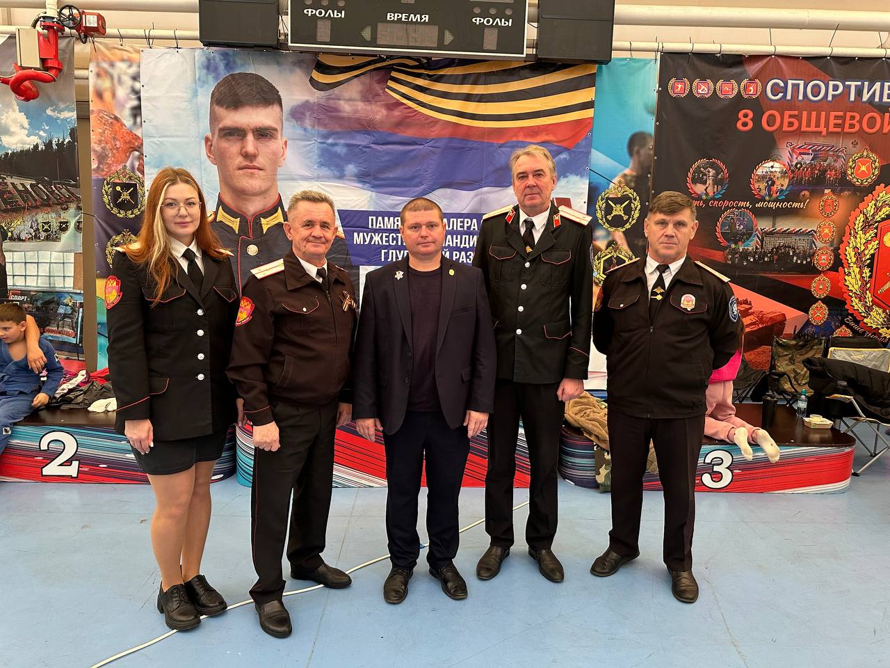 В Кореновске прошло первенство по универсальному бою памяти казака разведчика В Кореновске состоялось открытое первенство района по универсальному бою Соревнования были посвящены памяти кавалера ордена Мужества командира взвода разведки казака Новоберезанского хуторского казачьего общества Василия Лугового Почтить память казака героя собрались казаки Кореновского РКО во главе с заместителем главы муниципалитета районным атаманом Олегом Бычковым а также активисты муниципального отделения Союза казачьей молодежи Кубани В турнире приняли участие дети и подростки в возрасте от 6 до 17 лет представлявшие десять муниципальных образований Краснодарского края Кореновский район на соревнованиях представляли воспитанники спортивного клуба Медведь По итогам состязаний первое общекомандное место завоевали спортсмены из Абинского района Вторыми стали представители Курганинского района а бронзовыми призерами турнира оказались хозяева площадки казачата из Кореновского района Проведение таких соревнований не только способствует популяризации спорта и здорового образа жизни но и служит сохранению памяти о бойцах погибших при выполнении воинского долга