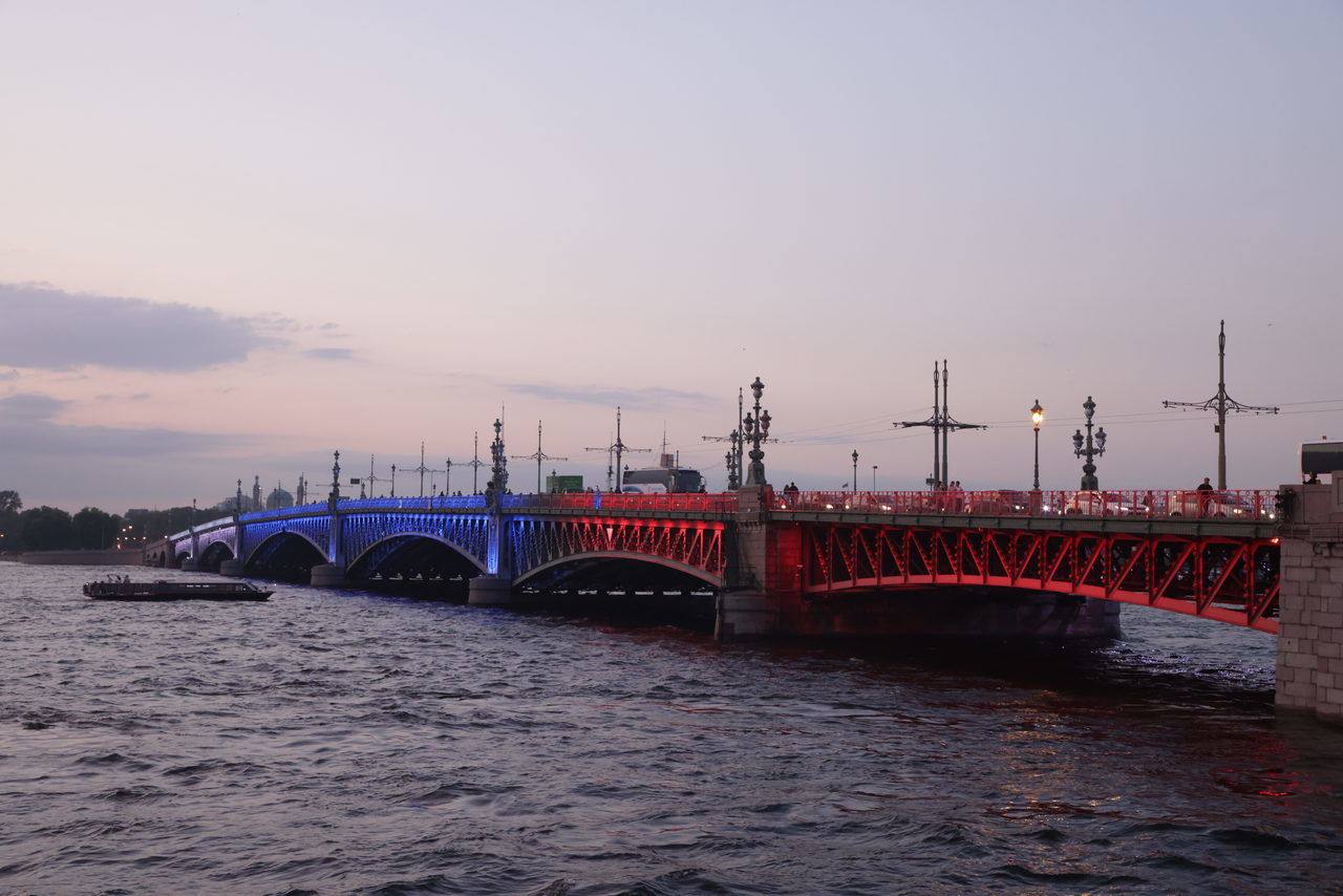 Троицкий мост украсят в цвета мексиканского флага в честь Дня независимости Мексики.   Город откликнулся на просьбу посла Мексиканских Соединенных Штатов в РФ Эдуардо Вильегаса Мехиаса.   С 19:45 15 сентября до 06:00 16 сентября Троицкий мост в Санкт-Петербурге будет украшен динамической подсветкой в зеленом, белом и красном цветах.