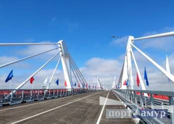 СМИ сообщили об обновлении российских школьных учебников по истории для 11 го класса В учебную программу решено включить информацию о международном мосте Благовещенск Хэйхэ Согласно ТАСС информация и фотография моста появятся в параграфе Внешняя политика в начале XXI века Россия в современном мире в разделе об отношениях с Китаем Обновленные учебники начнут поступать в школы к 1 сентября 2026 года Напомним что мост Благовещенск Хэйхэ построен в конце 2019 года а движение по нему было запущено в 2022 году запуск движения откладывался из за пандемии