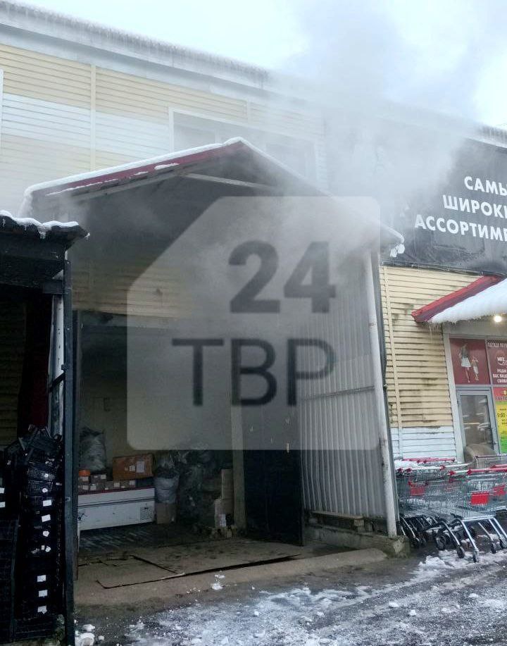 В магазине Светофор на Ярославском шоссе произошло возгорание В здании сильное задымление На месте работают пожарные Информация об обстоятельствах происшествия уточняется В случае чрезвычайной ситуации звоните по номеру 112