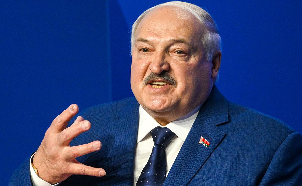 Лукашенко заявил о готовности к большой сделке с США Белоруссия готова к заключению большой сделки с Вашингтоном и ждет предложений Белорусский лидер Александр Лукашенко на совещании по вопросам глобальной международной обстановки и развитию белорусско американских отношений напомнил что в Минске состоялся ряд встреч со спецпосланниками президента США Практика показала что все эти контакты американцы проводят исключительно в прагматических целях отметил он Белоруссия может идти на компромиссы и первой делать шаги навстречу ожидая от американцев что они будут выполнять обещанное Лукашенко заявил что будет ждать американские глобальные предложения большой сделки как они умеют говорить а также готов заключить ее указав что с одной стороны будут американские вопросы просьбы и требования а с другой белорусские Белорусский лидер отметил что инициативы президента Трампа в этом плане оценивает абсолютно нормально Вот тебе что называется ближайший союзник России и Юрьев день