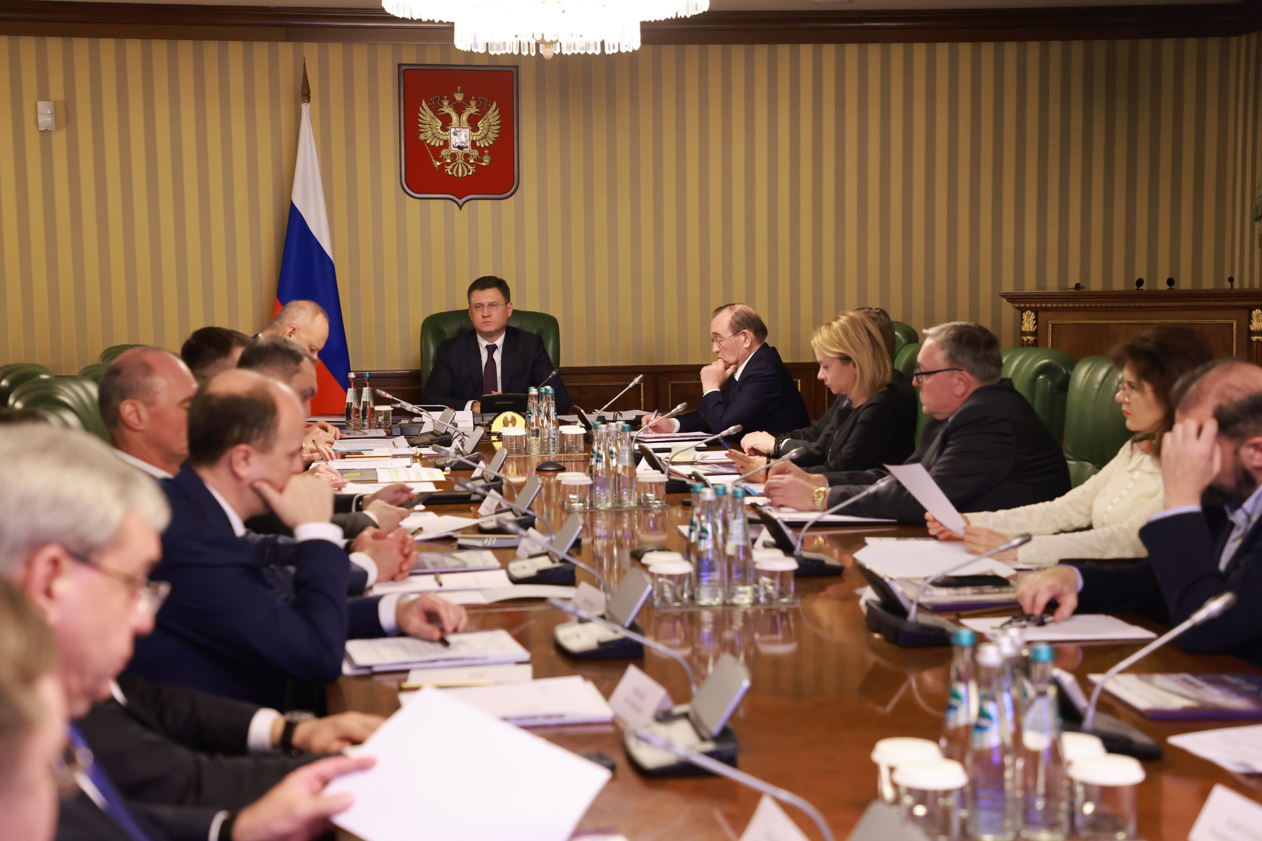 Министерство энергетики Российской Федерации VK Под руководством Александра Новака состоялось заседание оргкомитета по подготовке международного форума Российская энергетическая неделя Российская энергетическая неделя зарекомендовала себя как ключевая международная площадка для содержательного диалога по вопросам развития топливно энергетического комплекса В 2026 году мы начинаем подготовку к форуму заблаговременно чтобы расширить его международную составляющую усилить практическую направленность деловой программы и обеспечить участие широкого круга российских и зарубежных партнеров Наша задача сформировать повестку отражающую стратегические приоритеты энергетической политики технологическое развитие отрасли и ее роль в обеспечении устойчивого экономического роста обозначил Александр Новак Площадкой проведения форума предложено утвердить центральный выставочный зал Манеж местом проведения выставки оборудования и технологий для ТЭК Гостиный Двор Оператором форума предложено определить фонд Росконгресс Отдельный блок заседания был посвящен вопросам подготовки восьмого саммита глав государств и правительств стран участниц Форума стран экспортеров газа проведение которого планируется в 2026 году в Российской Федерации Подробнее читайте на сайте Правительства government ru news 57423