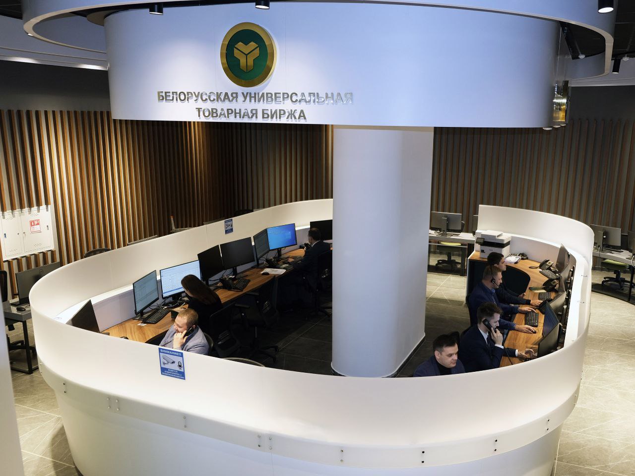 В 2025 году биржевой экспорт белорусских мясопродуктов вырос в 7 раз За первое полугодие 2025 года мясоперерабатывающие предприятия страны продали за границу на биржевых торгах более 27 тыс. тонн своей продукции. Если же говорить о стоимостном выражении, то продажи мясопродуктов через биржу выросли в 13 раз, до $129 млн. При этом основной объем биржевых сделок пришелся на замороженное и охлажденное мясо крупного рогатого скота. Подробнее