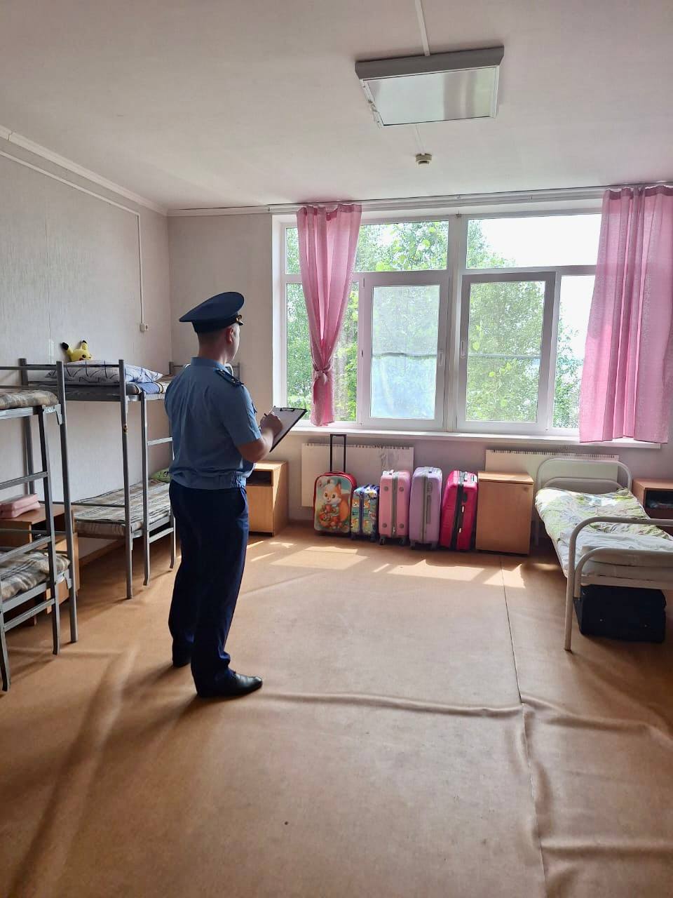 Прокуратура Карабаша проверяет информацию СМИ о ненадлежащих условиях размещения детей в лагере «Орленок»   Прокуратура Карабаша проводит проверку по публикациям СМИ о ненадлежащих условиях размещения несовершеннолетних в лагере «Орленок» на берегу озера Увильды.                                                                                                                                                                                                                                                                   Работник прокуратуры Карабаша в целях выяснения обстоятельств произошедшего выехал в детское учреждение.                                                                                                                                                                                                                                                                       В ходе проверки будет дана оценка соблюдению прав несовершеннолетних на безопасные условия пребывания в учреждении отдыха и оздоровления детей.                                                                                                                                                                                                                                                                     По результатам проверки при наличии оснований будет рассмотрен вопрос о принятии мер прокурорского реагирования.