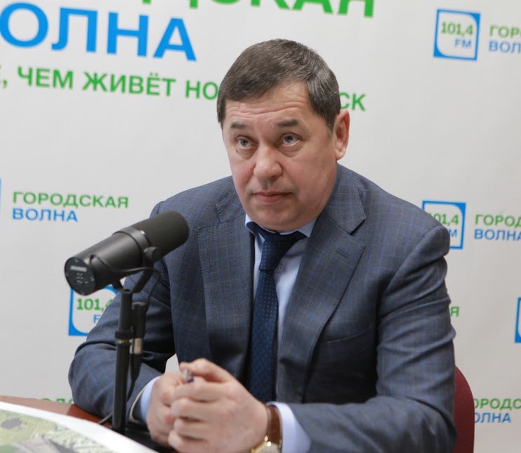 Погиб глава администрации Ленинского района Новосибирска По информации СМИ Александра Гриба случайно ранили во время охоты Он родился в 1965 году Работал на промышленных предприятиях Новосибирска В 2015 году пришел на работу в администрацию Ленинского района которую возглавил в 2019 году Мэрия готовит официальное заявление в ближайшее время