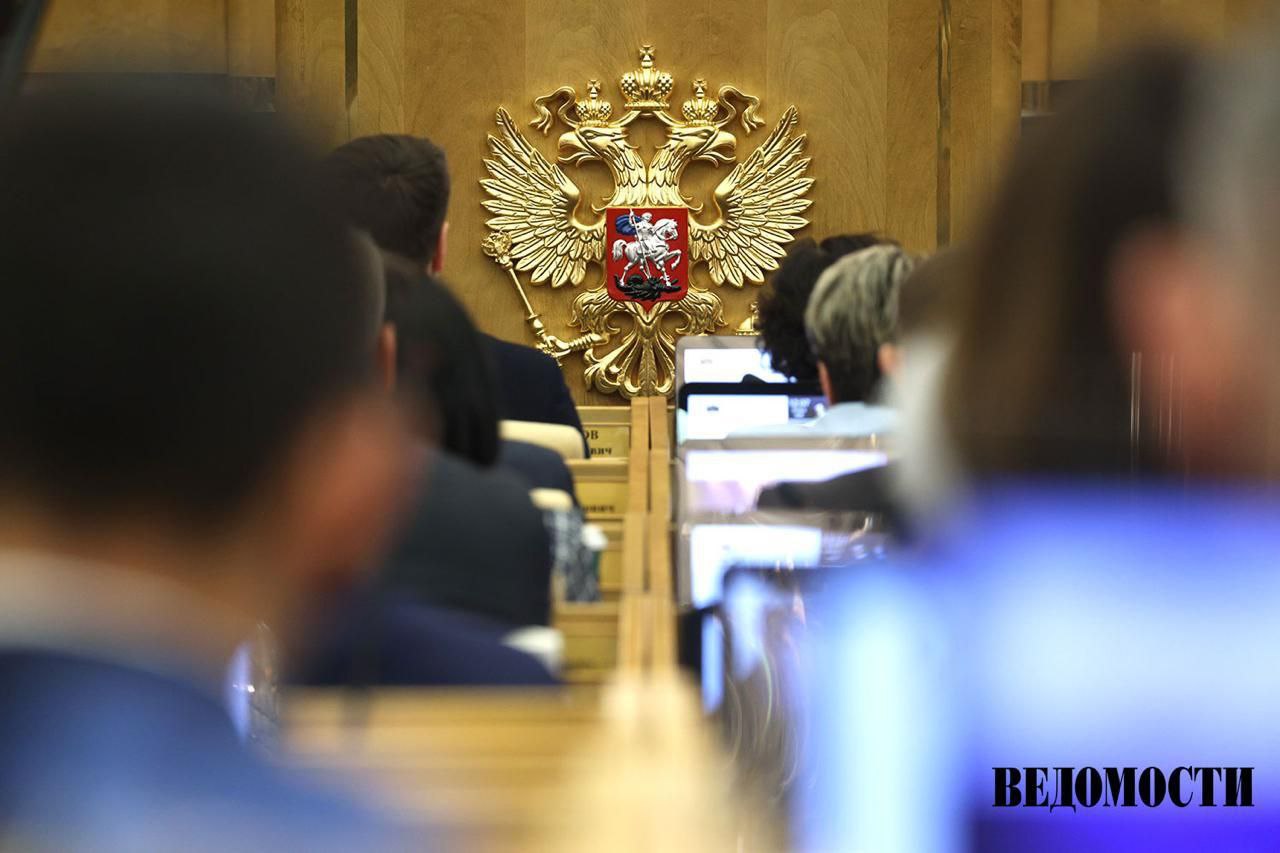 В Госдуму внесли законопроект об обязательных крестах на гербе России Документ разработала группа депутатов во главе с председателем нижней палаты Вячеславом Володиным В июле Госдума приняла закон не допускающий использование изображений культовых зданий и официальных геральдических знаков без религиозных символов   На явление получившее название крестопад стали активно обращать внимание с 2023 года Православные были недовольны тем что храмы изображаются без крестов на плакатах в рекламе литературе и СМИ Первый дизайн обновленной банкноты номиналом 1000 рублей был отменен после того как на ней не оказалось креста на здании церкви в Казанском кремле Подпишитесь на Ведомости