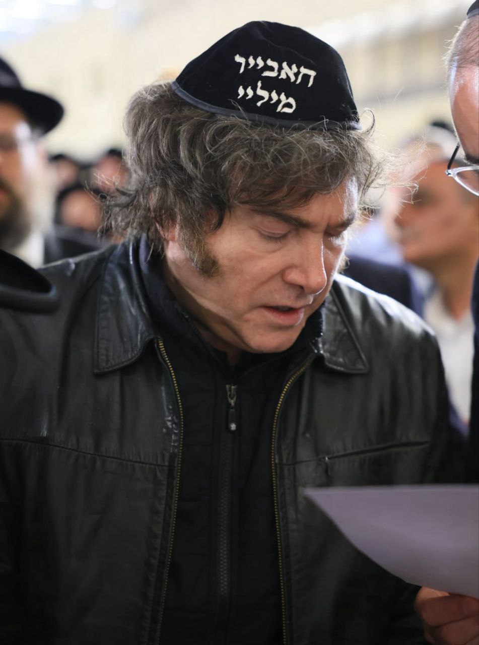 Президент Аргентины Хавьер Милей прибыл в Израиль , первым делом, помолился у Стены Плача. Кипа - именная. Ожидается, что во ходе визита Милей объявит о переносе посольства в Иерусалим. Пелливерт ПОДПИСАТЬСЯ