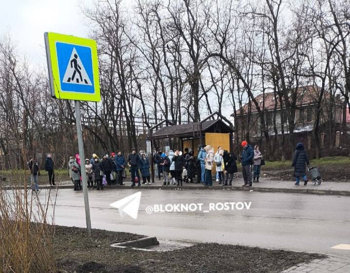 Тем временем в Суворовском «не вышел на линию ни один автобус»  Жители сообщают о проблемах с общественным транспортом на Суворовском. С 5 утра автобусы нескольких маршрутов не вышли на линию.  По словам очевидцев, на конечной остановке  жителям сообщили, что Следственный комитет держит водителей и проверяет причину задержки зарплат.   При этом жителей об этом не предупредили. На данный момент ходит 10 автобусов: №1, 18, 18а и 27.   Местным приходится добираться до работы с пересадками или на такси.   По какой причине возникли проблемы с общественным транспортом, пока неизвестно.   Работа  Авто    Новый год   Глэмпинг