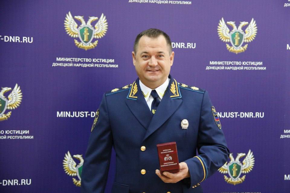 Источники в правоохранительных органах сообщают, что в данный момент проходят обыски в структурных подразделениях Управления Росреестра по ДНР, в том числе и у руководителя управления Юрия Сироватко. Как сообщается, одной из причин внимания правоохранителей стало наличие фактов фиктивного отчуждения земли и незаконной регистрации объектов недвижимости. По имеющейся информации, в ходе обысков у руководителя управления был выявлен арсенал огнестрельного оружия. Откуда у государственного служащего такое количество незаконно хранящегося оружия и в каких целях он планировал его использовать – будут разбираться силовики. Подписаться: Обратная связь: Чат для общения