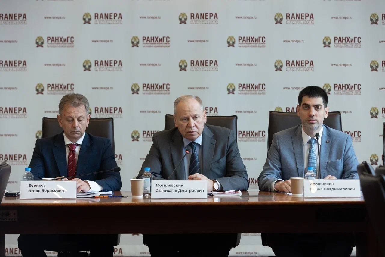 В Президентской академии прошла IV Всероссийская научно-практическая конференция «Правовое обеспечение национальной безопасности: вопросы науки и образования».   В ней участвовали более 120 представителей госорганов, ведущих научных школ и образовательных организаций из 15 регионов страны. Заслуженные юристы России, доктора юридических наук и профессора обсудили вопросы противодействия терроризму, защиты национальных ценностей и региональной безопасности.  В рамках конференции также прошел научно-практический семинар, который Академия провела совместно с комитетом по обороне и безопасности Совета Федерации.