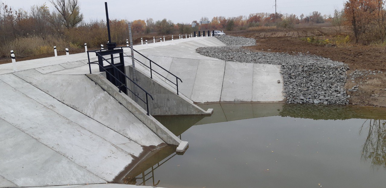 В 2026 году стартует масштабный проект на Каширинском водном тракте Волго Ахтубинской поймы Здесь начнётся строительство комплекса сооружений для пропуска паводковых вод Ключевые детали проекта реализация пройдёт в рамках федерального проекта Вода России нацпроект Экологическое благополучие до 2031 года планируется возведение свыше 60 объектов на ериках и озёрах Среднеахтубинского Ленинского и Светлоярского районов Восстановление водных объектов одна из приоритетных задач региональной власти Здоровые водоёмы это поддержание биоразнообразия защита от паводков улучшение качества жизни местных жителей Уже достигнутые результаты С 2014 года в Волгоградской области проведены работы на 108 водных артериях возведено 74 водопропускных сооружения