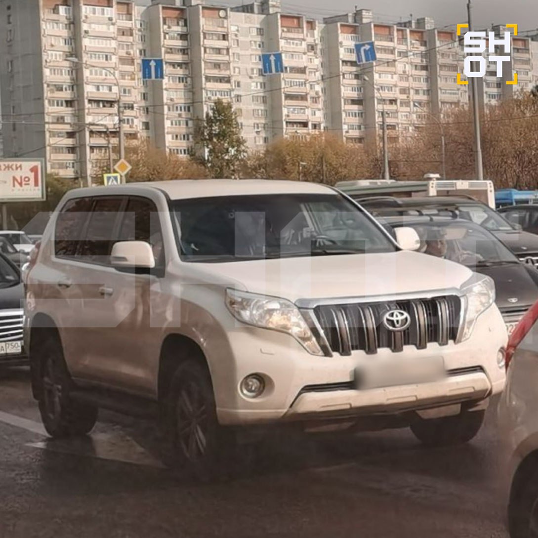 Подозрительная коробка обнаружена привязанной к днищу внедорожника в Москве По данным SHOT, белый Toyota Land Cruiser Prado стоит на Ленинском проспекте, недалеко от метро Тропарёво. Тревожную находку изучают кинологи.