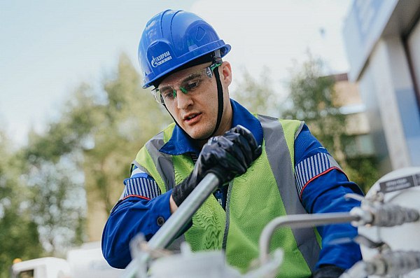 Авиатехник из Перми стал победителем всероссийского конкурса по заправке самолетов  На всероссийском конкурсе «Лучший по профессии», организованном компанией «Газпромнефть-Аэро» — авиатопливным оператором «Газпром нефти», определили лучших специалистов в области авиатопливообеспечения. В номинации «Лучший авиатехник по горюче-смазочным материалам  ГСМ » первое место занял Дмитрий Чалов из Перми. Об этом сообщает AVIA.RU.  Как отмечают в компании, цель конкурса — поддержка и развитие профессиональных навыков сотрудников, обмен опытом и повышение значимости профессий сферы авиатопливообеспечения. В рамках испытаний участники продемонстрировали как теоретическую подготовку, так и практические навыки, необходимые в повседневной работе.  aviaru.net/n286506