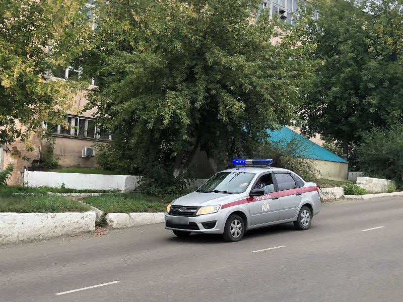 «Кража дня» в Улан-Удэ Вор пытался вынести из супермаркета восемь бутылок водки… в своих штанах. Сотрудники магазина заметили происходящее по камерам видеонаблюдения, нажали тревожную кнопку и вызвали росгвардейцев. - Когда правонарушитель вытаскивал из штанин алкоголь, две бутылки разбил, - рассказали в Росгвардии
