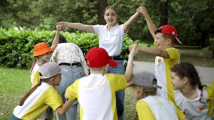 Все детские лагеря Анапы допущены к сезону без пляжного отдыха. Сейчас на отдыхе находятся в Анапе находятся 9,5 тысяч детей. Все детские лагеря на курорте получили заключения о соответствии санитарно-эпидемиологическим правилам и нормативам, они оборудованы необходимой инфраструктурой для отдыха детей без задействования пляжей. Всего на Кубани в этом сезоне работают 90 детских здравниц вместимостью около 50 тысяч мест. Ежегодно регион принимает на отдых около 300 тыс. детей, почти половина которых приезжают из других российских регионов. Кубанские Новости