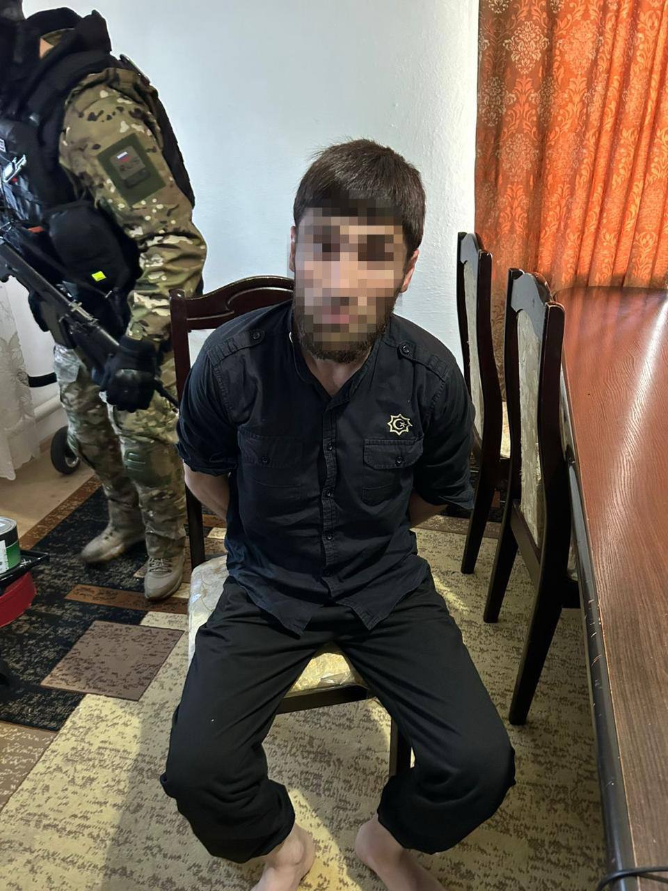 Житель Ингушетии ранил ножом сотрудника отеля во Владикавказе Уроженец Ингушетии ударил ножом сотрудника одной из гостиниц Владикавказа, который пытался его разбудить к подъехавшему такси. Между тем, как уточнили «КрыльямTV» в МВД по Северной Осетии, подозреваемого задержали сотрудники ЦПЭ регионального управления ведомства совместно с коллегами из ГУ МВД России по СКФО. По данным полиции, около 03:00 мск 9 мая двое мужчин вошли в холл отеля и попросили вызвать такси. В ожидании они уснули на диване. Когда транспорт приехал, сотрудник отеля попытался их разбудить, но один из мужчин отреагировал агрессивно и стал нецензурно выражаться. Конфликт продолжился на улице, где словесная перепалка переросла в потасовку. Один из нападавших достал нож. Сотрудник отеля попытался предотвратить удар и получил ножевое ранение в плечо. После инцидента мужчины скрылись на такси, водитель которого, как было установлено впоследствии, высадил их в районе одной из заправок за пределами Северной Осетии. Крылья