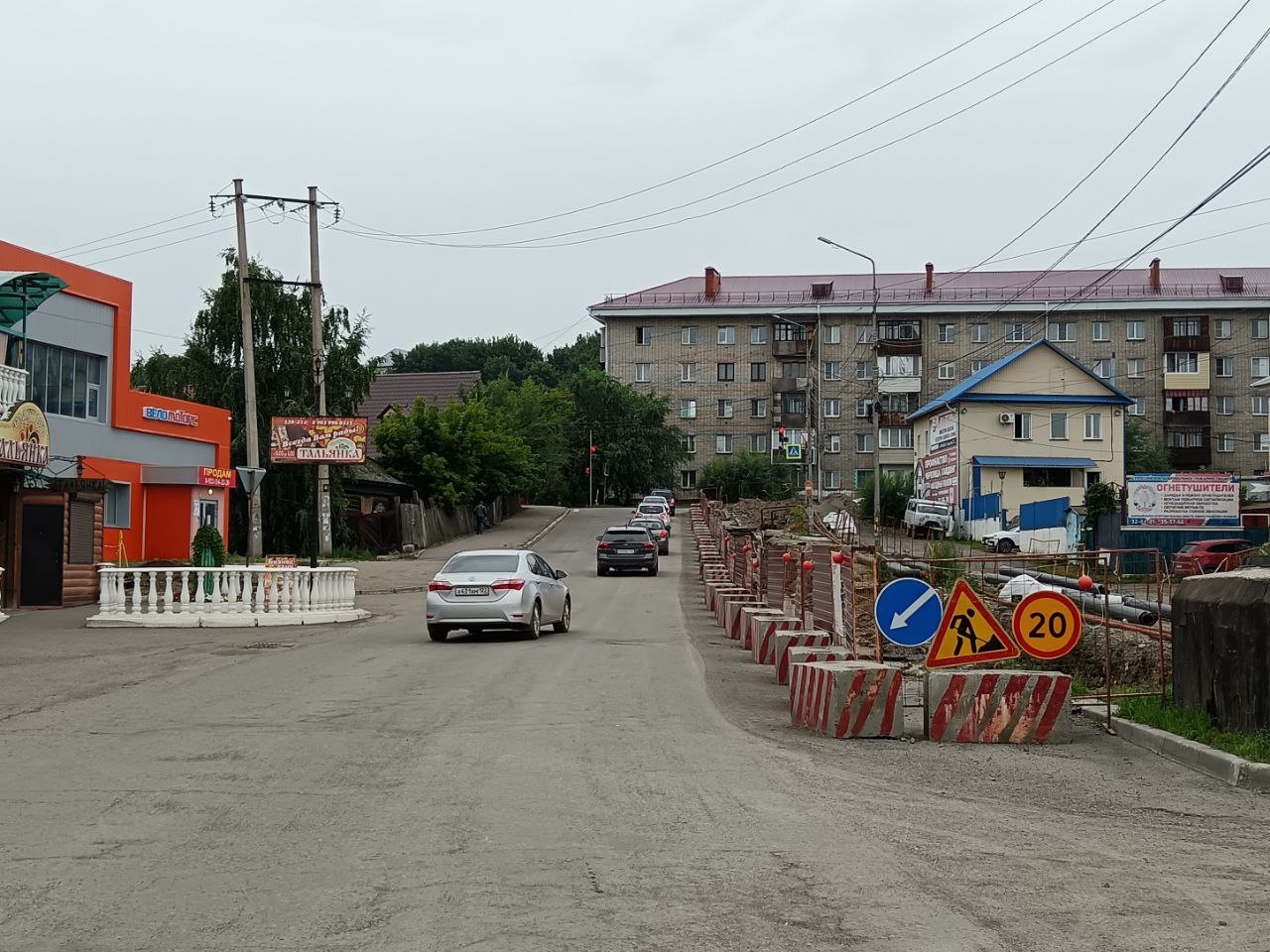 В Бийске завершается перекладка теплотрассы на переулке Мопровский Подходит к концу масштабная перекладка участка квартальной теплосети контура ТМ-1, проходящего по переулку Мопровский. Работы, которые Сибирская генерирующая компания ведет в течение трех лет, вступают в финальную стадию. Сейчас завершается замена 214-метрового отрезка магистрали от Центрального рынка до пересечения с улицей Революции. Этот участок обеспечивает теплом 6 многоквартирных домов, где проживает 790 жителей Бийска. По данным СГК на 15 июля, новые трубы в траншее смонтированы на 85%. Оставшиеся секции трубопровода будут установлены непосредственно при подключении новой трассы к действующей сети. На время ремонта потребители получают горячую воду по временной схеме подачи. Подрядчик рассчитывает до конца июля полностью завершить монтаж «в железе» и большую часть обратной засыпки траншеи. После выполнения основных технических работ начнется восстановление покрытий и благоустройства на участках проведения земляных работ. Целевым сроком для этих работ назван август, однако их выполнение будет зависеть от благоприятных погодных условий. Фото: СГК