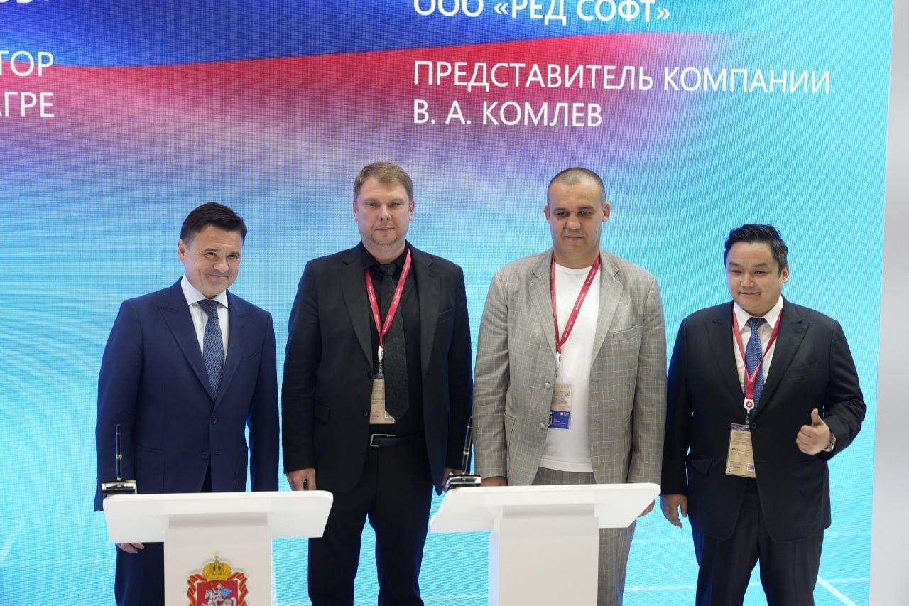 Смартфоны, планшеты и умные часы будут производить в Подмосковье На ПМЭФ-2025 подписано соглашение о создании высокотехнологичного производства электроники в особой экономической зоне «Большой Серпухов». Одна из задач, которую ставит перед нами Президент – обеспечение технологического суверенитета. Поэтому запуск нового производства электроники в нашей Особой экономической зоне «Большой Серпухов», несомненно, важен не только для Подмосковья, но и всей страны. Общий объем инвестиций в проект составит 4,07 млрд рублей, на предприятии будет создано более 150 рабочих мест, — отметил губернатор Подмосковья Андрей Воробьев. Среди выпускаемой продукции еще ноутбуки и AR-очки. Все гаджеты будут работать на полностью российских операционных системах РЕД ОС и РЕД ОС М, а технологии позволят автоматизировать до 90% процессов. Цель проекта — импортозамещение и выход на рынки СНГ и Восточной Европы. #горячее