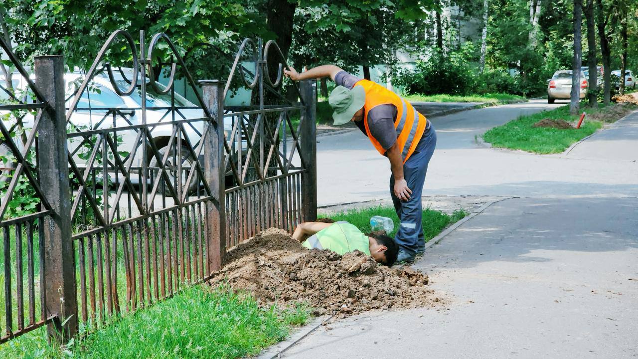 «Светлый город»: современное освещение устанавливают на улице Беляева Благодаря региональной программе «Светлый город» в микрорайоне Бахчиванджи на улице Беляева появятся новые линии освещения. Путь домой от станции Чкаловская, который ежедневно проходят множество жителей, станет намного комфортнее. Работы уже начались: специалисты прокладывают кабели для будущего освещения; копают траншеи и укладывают кабель в специальные защитные гофры; подготавливают ямы для установки столбов освещения. Завершение работ — в сентябре. Напоминаем, что в этом году в городском округе Щёлково станут ярче 7 локаций. Подробнее здесь. #жкхщёлково #светлыйгород