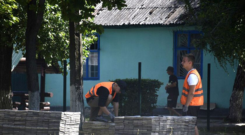 Пасечник поручил муниципалитетам контролировать благоустройство территорий после ремонта сетей Глава ЛНР Леонид Пасечник поручил главам муниципалитетов контролировать благоустройство территорий в городах и районах Республики после ремонта коммунальных сетей. Об этом журналистам сообщил министр строительства и ЖКХ Республики Игорь Жарков по итогам рабочей поездки с руководителем региона в Алчевск. «Задача в том, чтобы в рамках мероприятий по подготовке к зиме в первую очередь делали сети. В рамках российского законодательства после того, как сделаются коммуникации, благоустройство должно быть возвращено. Хуже точно не должно быть, должно стать даже лучше, даже если задействовано асфальтное покрытие. Чтобы не было казусов, происходит синхронизация с Министерством транспорта и другими службами. Конечно же, есть аварийные меропри... Подробнее>>>