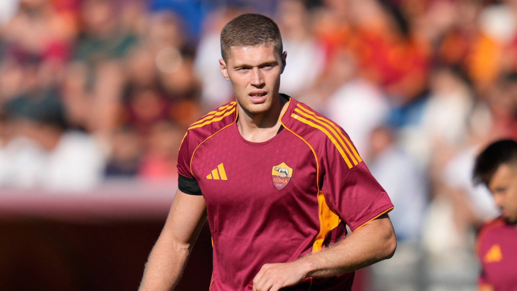 Calciomercato: Довбик тормозит трансферную кампанию «Ромы» Трансферные планы «Ромы» буксуют из-за Артёма Довбика. Джан Пьеро Гасперини не видит украинца подходящим под свою игровую философию и дал согласие на его продажу. Однако реализовать трансфер форварда непросто, поскольку столичный клуб требует за него не менее 40 миллионов евро, что уже отпугнуло несколько потенциальных покупателей. «Рома» приобрела Довбика у «Жироны» за 38,5 млн евро с учётом бонусов , оставив испанцам 10% от следующей продажи. Чтобы избежать убытков и заработать хотя бы 10 млн евро прибыли, римляне не готовы рассматривать предложения ниже 40 млн евро. Эта сумма уже отпугнула «Атлетико», а теперь и «Вильярреал», который интересовался игроком в последние дни, но отказался от идеи сделки. Тем временем агенты активно предлагают Довбика другим клубам. В числе получателей предложений — «Милан» и «Ювентус», ищущие «девятку», но приоритетами для них остаются Душан Влахович и Рандаль Коло Муани. Ответ на вариант с Довбиком был отрицательным, как минимум на текущих условиях. Добавим, что в предсезонке Довбик и Эван Фергюсон поочередно выходили на поле, однако Гасперини склоняется к ирландцу в качестве основного нападающего. В случае ухода украинца «Рома» планирует подписать форварда с иными характеристиками, который мог бы быть скорее подменой, чем конкурентом.