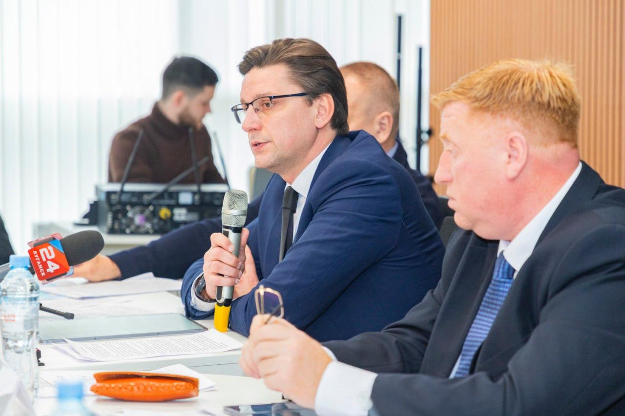 Компания Росагролизинг ежегодно поставляет в ЛНР новую технику для аграриев на сумму свыше 1 5 млрд руб Об этом сообщил министр сельского хозяйства и продовольствия ЛНР Евгений Сорокин Программа лизинга у нас активно реализуется на территории Республики и государственная корпорация Росагролизинг активно для наших аграриев доставляет технику Также наращиваются объемы На сумму прим ЛИЦ свыше 1 5 млрд руб заходит техника ежегодно Это современная новая высокопроизводительная техника сказал он в ходе расширенного заседания комитета по аграрной политике Народного Совета ЛНР в Луганске