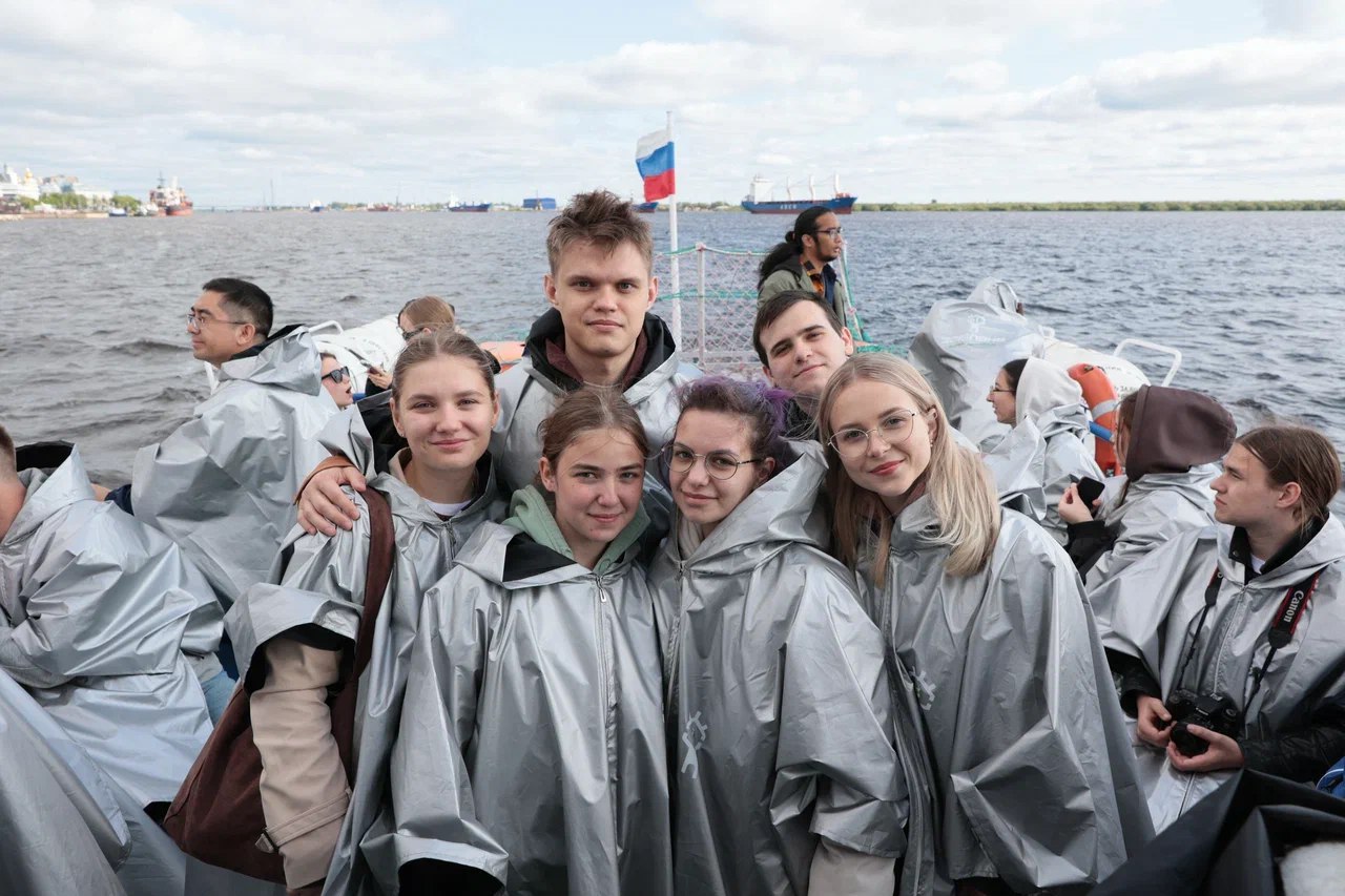 Сегодня в Архангельской области стартует Международный научно-практический экологический форум «Земляне». В формате межвузовского интеллектуального соревнования студенты из ведущих российских и зарубежных вузов представят проекты, в которых современные технологии станут инструментом решения актуальных экологических вызовов. Для участников подготовлено много интересного: от проектной работы и образовательных сессий до знакомства с природным, историческим и промышленным потенциалом Архангельской области. Под руководством опытных наставников студенты займутся разработкой инновационных проектов, направленных на решение вопросов, касающихся экологии Арктики, изменения климата, устойчивого развития городов и энергетики будущего. Лучшие проекты получат возможность интеграции в реальные производства, а их авторы – шанс стать резидентами Инновационного центра МГУ «Воробьёвы горы» или реализовать свои идеи с партнерами форума. Желаю всем участникам свежих идей, продуктивной работы и успехов! Пусть этот форум станет стартовой площадкой для прорывных экологических решений! Присоединяйтесь к трансляции открытия и следите за событиями форума.