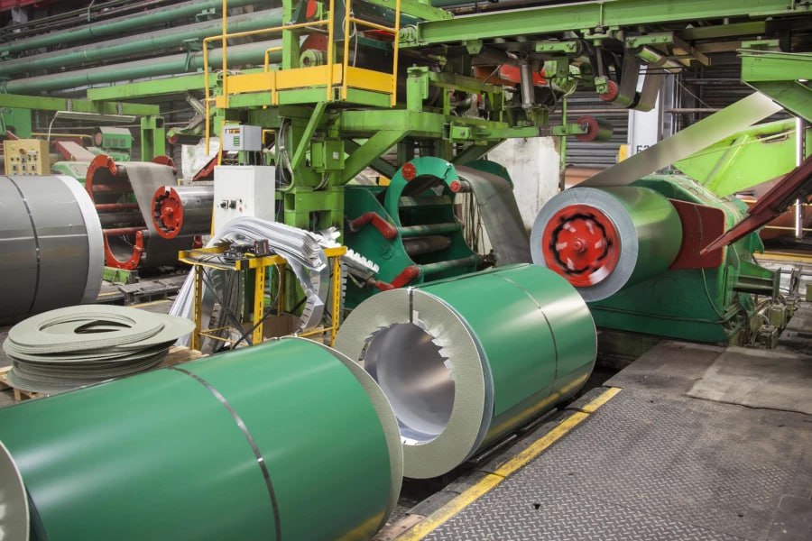 Россия работает над сменой структуры экспорта в Китай Особый акцент в сотрудничестве России и Китая сегодня делается на качественном изменении структуры экспорта заявил журналистам министр экономического развития Максим Решетников Основной прирост ожидается в сегменте несырьевых неэнергетических товаров поставки которых из России в Китай будут расти вдвое быстрее чем экспорт в целом сообщил Решетников Эта тенденция по его словам подтверждается статистикой например экспорт российской металлургической продукции в КНР за десять месяцев вырос на 45 Министр добавил что параллельно с торговлей мощным драйвером взаимодействия становится туризм После отмены визового режима ожидается значительный рост турпотока Подробнее   Подпишись на MASHNEWS