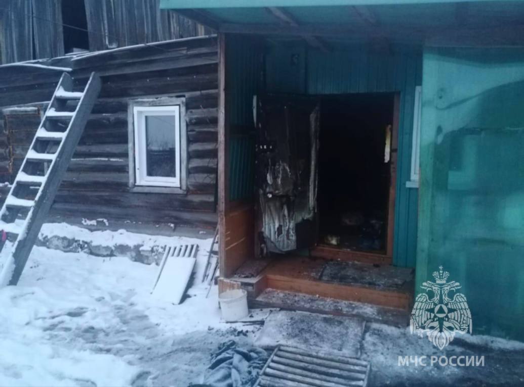 В Иркутской области на пожаре погибли бабушка и внук   В поселке Тыреть загорелся частный дом. Соседи потушили 3 квадрата до прибытия огнеборцев. Сотрудники МЧС России обнаружили в жилье тела 60-летней женщины и 3-летнего мальчика. Предварительно, все произошло из-за короткого замыкания. Погорельцы задохнулись едким дымом.     Пожарного извещателя в жилье не было. Он бы запищал при задымлении. Сколько еще нужно жертв, чтобы ты установил пожарный извещатель в каждой комнате