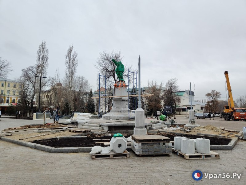 В сквер имени Ленина в Оренбурге вернулся памятник Владимиру Ленину Памятник был демонтирован в 2018 году из за разрушения постамента После этого коммунисты регулярно напоминали представителям органов власти о необходимости ремонта постамента и возвращения статуи вождя революции на прежнее место В сквере продолжаются работы про реконструкции Урал56 Ру в MAX
