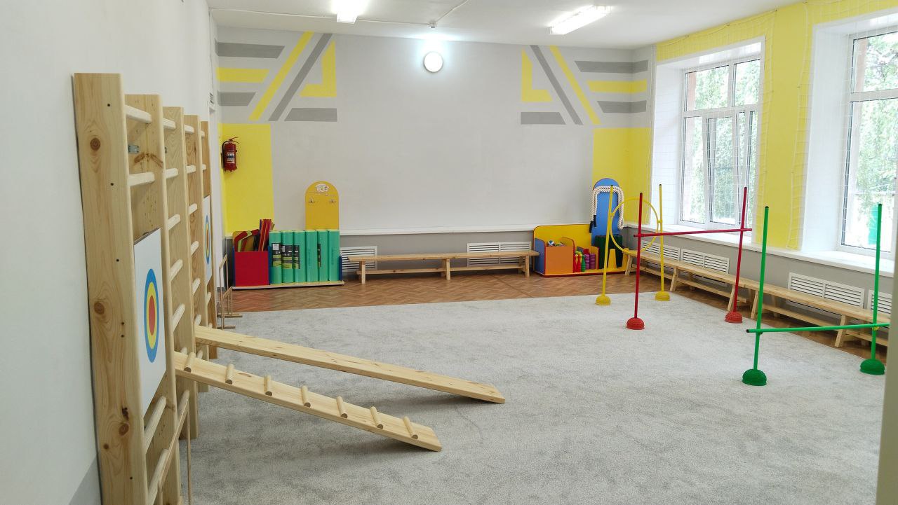 В течение двух предстоящих недель детские сады пройдут приёмку к началу нового учебного года. Всего в Тамбове их 65. Оценит готовность дошкольных учреждений специальная комиссия, в состав которой вошли представители городской администрации, сотрудники МВД, МЧС и других организаций.    Специалисты проверят техническое состояние зданий, выполнение требований пожарной и антитеррористической безопасности, санитарное состояние помещений и территорий, условия организации питания и документацию.   «Чтобы подготовить детские сады к новому учебному году из городского бюджета было выделено 80 млн рублей. Практически все работы завершены. Это ремонт кровель, систем отопления и водоснабжения, пищеблоков, входных групп, замена оконных и дверных блоков, строительство теневых навесов, модернизация комплексной системы безопасности, приобретение технологического оборудования и мебели», - отметили в управлении дошкольного образования администрации города.    Работа комиссии продлится по 8 августа.