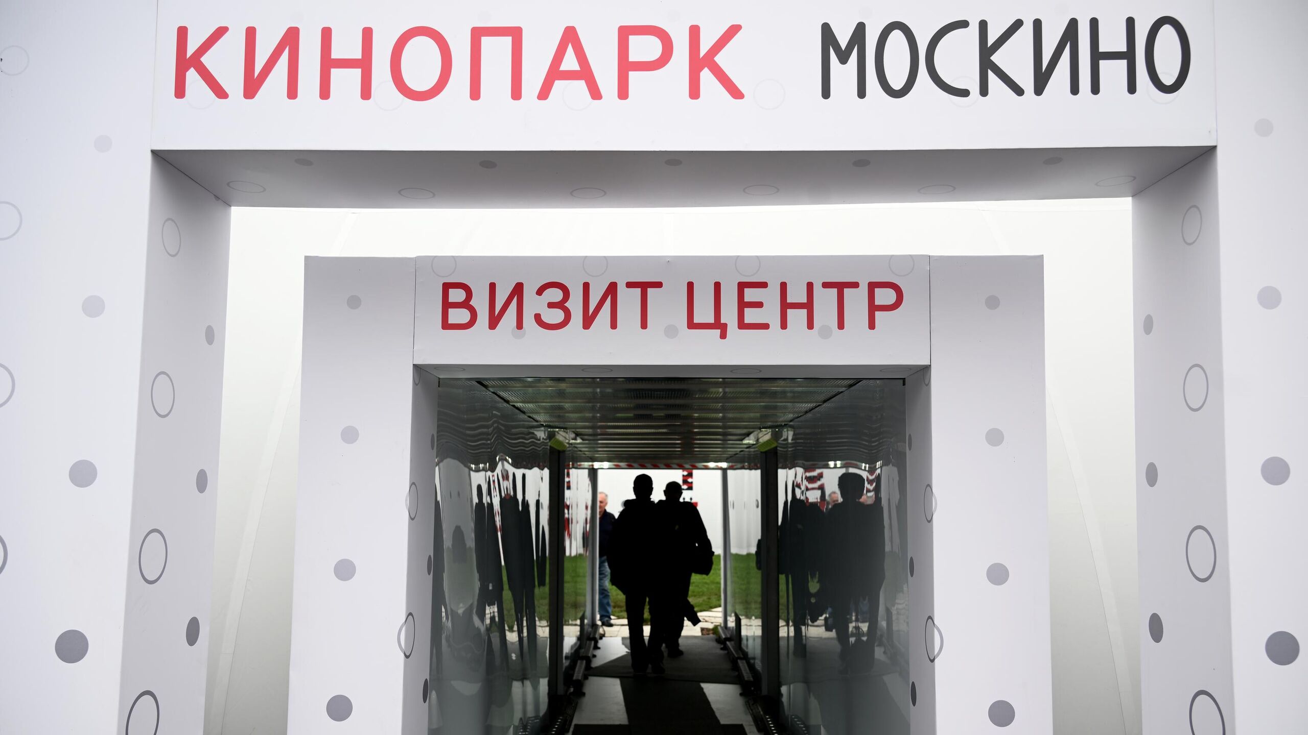 Мероприятия ко Дню матери пройдут в столичном кинопарке Москино в выходные посетителям предложат задекорировать фотокадры с изображением любимых героев и их мам сообщается на сайте мэра и правительства столицы В эти выходные 29 и 30 ноября в кинопарке Москино пройдут мероприятия посвященные Дню матери Посетить их можно по билету в кинопарк Посетителям предложат задекорировать фотокадры с изображением любимых героев и их мам посмотреть тематический спектакль и оживить персонажей мультфильма о муми троллях в технике стоп моушен говорится в сообщении Отмечается что на площадке Театр Гонзаги с 15 00 до 16 00 пройдут показы музыкальных спектаклей Пеппилотта ищет маму Гостям представят добрую и жизнерадостную историю по мотивам повести шведской писательницы Астрид Линдгрен Пеппи Длинный чулок Спектакль понравится зрителям старше трех лет