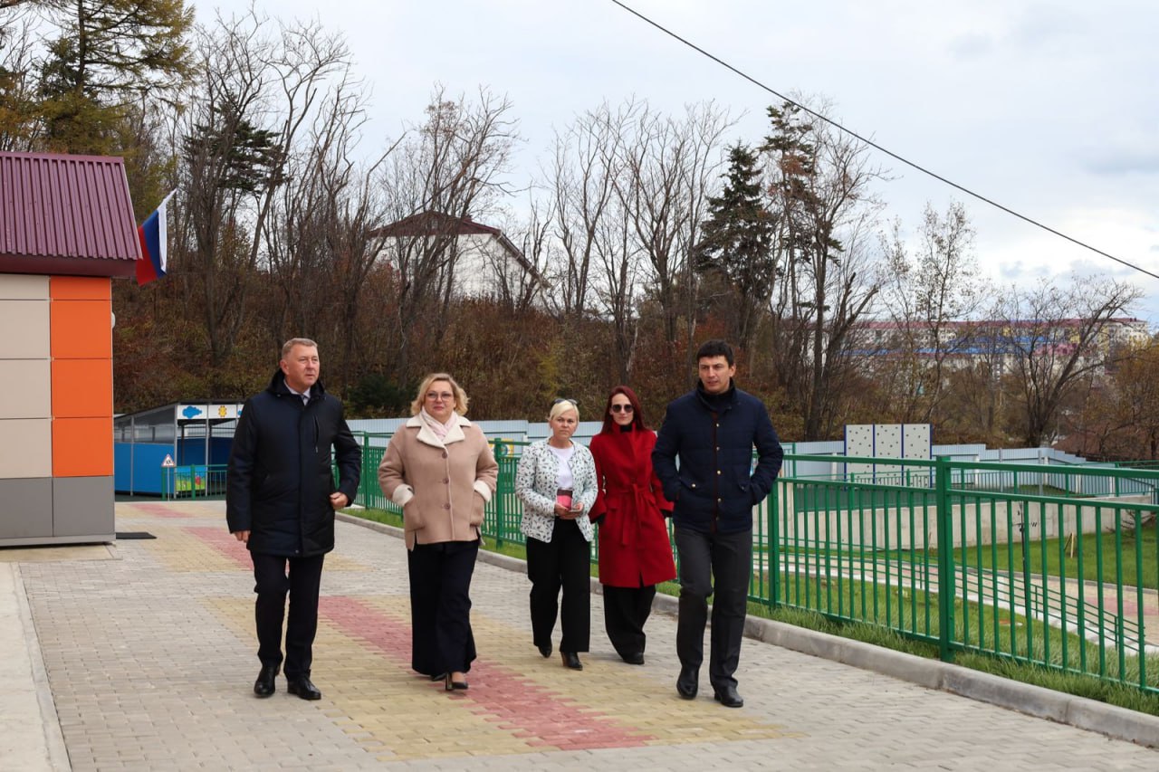 Территория детского сада 23 в Корсаковском муниципальном округе была обновлена благодаря программе Счастливое детство предложенной губернатором Валерием Лимаренко Все старые конструкции убрали установили современное покрытие и новое игрооборудование включая специальные зоны для занятий спортом и играми вроде шахматных столов и площадок для волейбола Отдельно решили проблему с отводом воды установив новую инженерную систему Оценивая выполненные работы Наталия Куприна подчеркнула важность участия родителей в процессе изменений и выразила удовлетворение результатом дети теперь имеют удобную и безопасную площадку для своего досуга и физического развития Некоторые родители предложили добавить дополнительные элементы чтобы сделать пространство ещё интереснее и такая идея находится на рассмотрении Следующие улучшения планируется провести внутри здания где займутся заменой старых коммуникаций чтобы обеспечить комфортные условия пребывания детей в учреждении и дальнейшее развитие образовательной среды nataliakuprina limarenko official moykorsakov