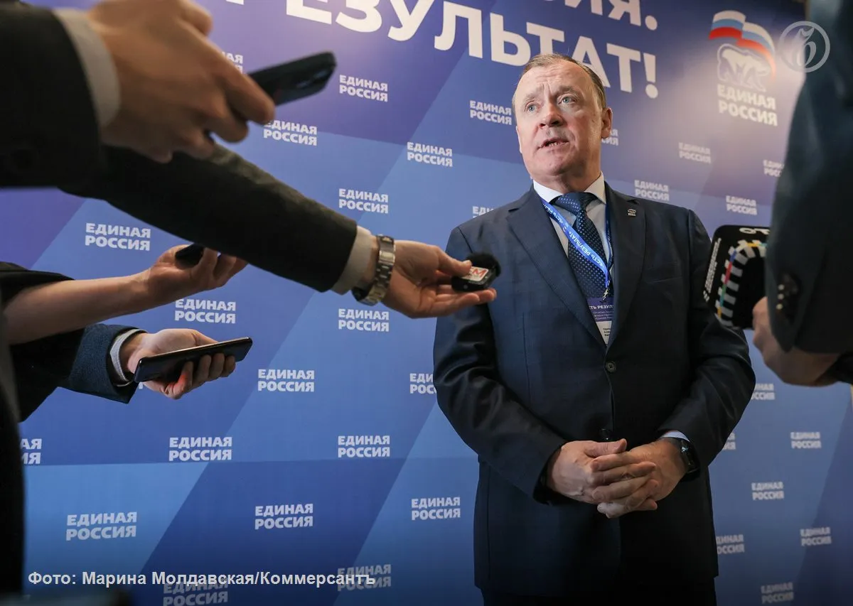Мэр Екатеринбурга Алексей Орлов может стать депутатом Он заявился на праймериз для выдвижения в свердловское заксобрание Глава города заявил что подал документы на участие в предварительном голосовании Единой России по Кировской территориальной группе Идея принять участие в выборах в Законодательное собрание Свердловской области возникла после просьбы ребят из УрФУ привлечь внимание будущих депутатов к вопросам молодежной политики Это направление считаю одним из ключевых именно от него зависит то какими станут люди в руках которых будущее нашего города заявил он у себя в Telegram канале Подписывайтесь на Ъ Урал в MAX VK Telegram