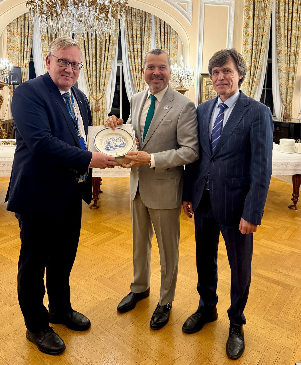 МеждународнаяДеятельность Встреча Регистра с Генеральным секретарем ИМО В рамках 34 й сессии Ассамблеи Международной морской организации ИМО в Лондоне состоялась деловая встреча делегации Российского морского регистра судоходства во главе с генеральным директором Сергеем Куликовым с Генеральным секретарем ИМО Арсенио Домингесом Во встрече также принял участие директор Департамента государственной политики в области морского и внутреннего водного транспорта Минтранса России Виталий Клюев Переговоры прошли на приеме организованном Посольством Российской Федерации в Великобритании и посвященном презентации кандидатуры РФ на предстоящих выборах в Совет ИМО Сергей Куликов выразил глубокую признательность г ну Домингесу за возможность личной беседы и подчеркнул особую значимость этого диалога Мы чувствуем тесную связь с работой ИМО поскольку Российский морской регистр судоходства преследует те же фундаментальные цели повышение безопасности на море и предотвращение загрязнения морской среды заявил генеральный директор РС В ходе дружественной беседы стороны с теплотой вспомнили визит г на Домингеса в Россию в 2016 году когда он участвовал в аудите РС со стороны Морской администрации Панамы Сергей Куликов пригласил Генерального секретаря вновь посетить Главное управление Регистра в Санкт Петербурге Встреча прошла в конструктивной и партнерской атмосфере Генеральный секретарь ИМО выразил удовлетворение уровнем взаимодействия с российской стороной и подтвердил обоюдную заинтересованность в продолжении плодотворных рабочих контактов Фото РС Читайте наши новости также в MAX