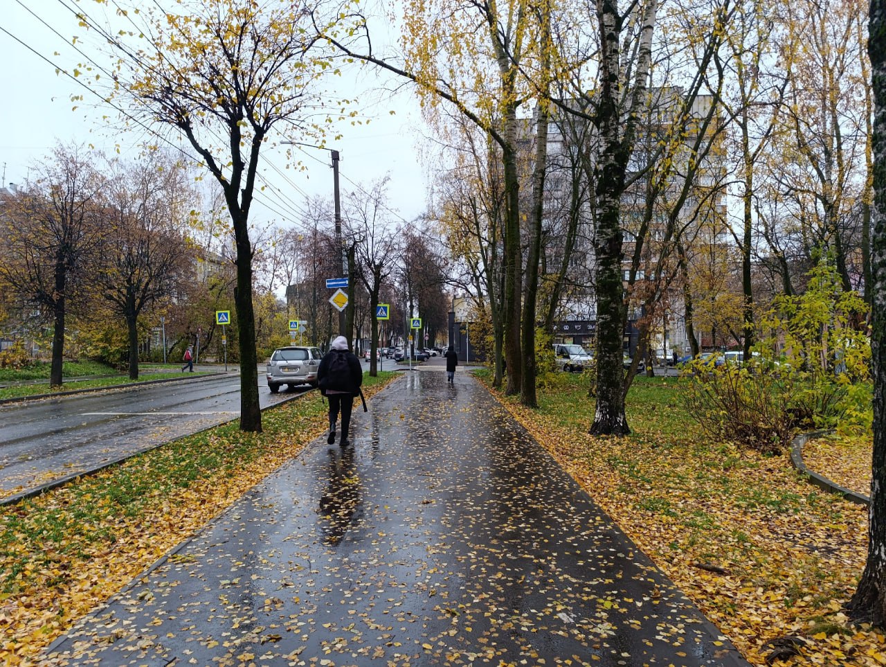 МТС улучшил связь ещё 4 000 семьям Кирова Цифровая экосистема сообщает о развитии фиксированной сети на территории Кирова В результате расширения телеком инфраструктуры еще более 4 000 семей получили возможность пользоваться домашним интернетом на скорости до 1 Гбит с Доступ к высоким скоростям от МТС появился у жителей более 20 многоквартирных домов в разных районах города Список адресов с гигабитной сетью МТС пополнился жилыми домами в районе железнодорожного вокзала микрорайоне Озерки Нововятском и Юго Западном районах а также в центре Кирова Киров сегодня это динамично растущий город с активной застройкой Мы видим как в новых районах селятся молодые семьи для которых качественный домашний интернет такая же неотъемлемая часть комфортной жизни как и стабильная связь Поэтому мы продолжаем планомерно расширять гигабитную сеть в Кирове и области В этом году высокоскоростной домашний интернет стал доступен еще 13 тысячам кировчан по всему региону прокомментировал директор МТС в Кировской области Алексей Быков