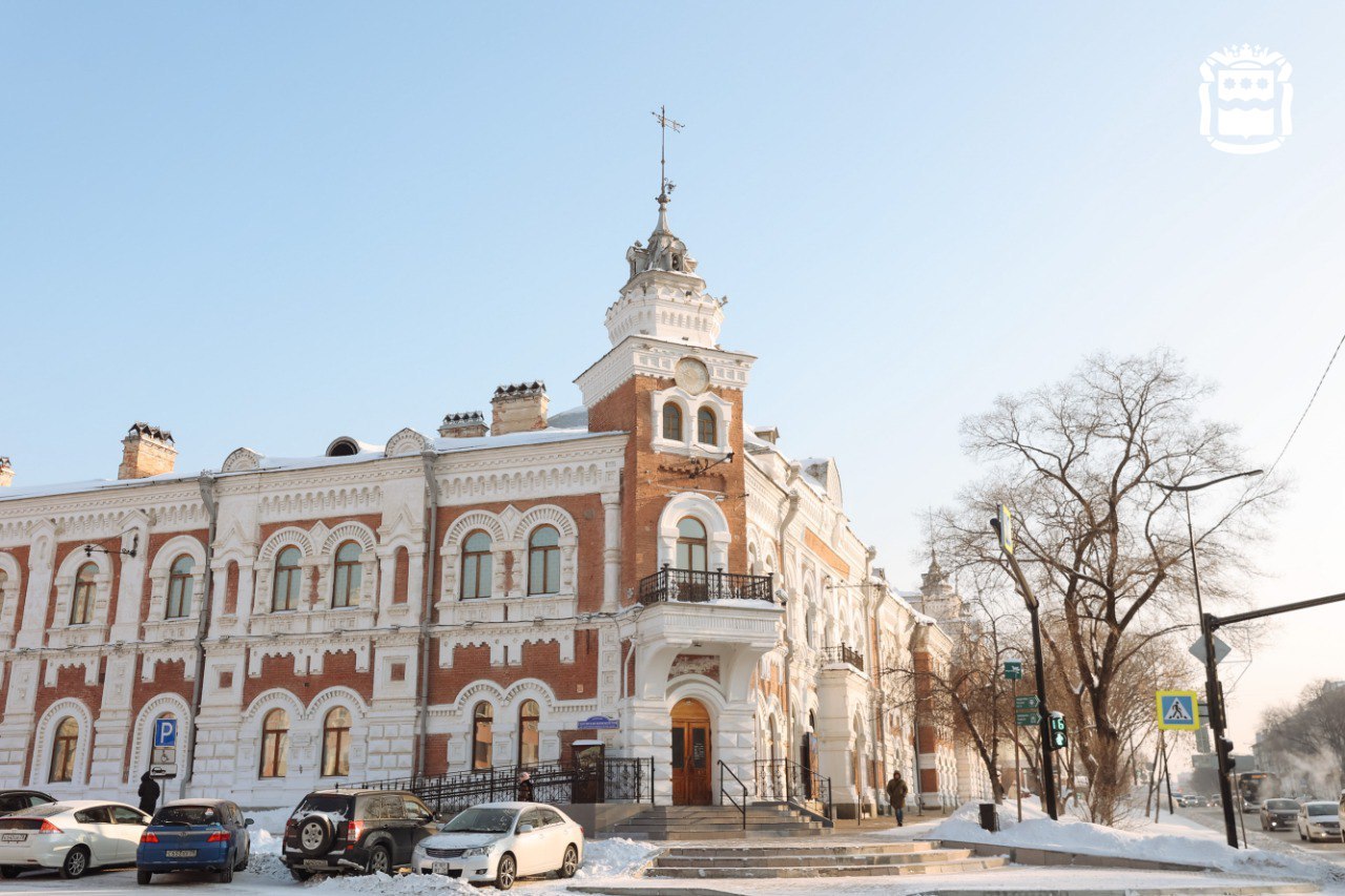 Василий Орлов В ближайшие 2 года на реставрацию исторических зданий предусмотрели порядка 500 миллионов рублей В амурской столице продолжаются работы по обновлению памятников архитектуры Особое внимание уделяется сохранению исторического облика города На сегодняшний день завершены капремонты Амурского областного суда и станции юннатов Также завершен первый этап ремонта здания Амурского областного военного комиссариата отремонтировали кровлю перекрытия и фасад второй этаж заменили окна благоустроили территорию Второй этап запланированный на 2026 год предусматривает ремонт на первом этаже и в цоколе замену отопления вентиляции и водоотведения В завершающей стадии ремонта находится здание типографии УВД областной администрации К концу 2026 года проведут реставрацию фасадов капремонт кровли замену окон монтаж архитектурной подсветки здания на улице Горького 231 Сейчас там находится один из факультетов БГПУ Ансамбль казарменных зданий 37 го и 38 го Сибирских стрелковых полков планируется отремонтировать к лету следующего года В следующем году планируется начать капремонт еще 3 исторических зданий кардиоцентра драматического театра и областного краеведческого музея В планах три крупных проекта главный из которых здание областного краеведческого музея Это символ Благовещенска самое привлекательное для туристов место куда ежедневно приходит огромное количество людей В области всего четыре памятника истории и культуры федерального значения и краеведческий музей один из них Все работы по реставрации здания необходимо провести в максимально короткие сроки Подрядчик должен понимать важность этого объекта и степень ответственности которую берет на себя при его реставрации сказал Губернатор Василий Орлов Подписывайтесь на новости Амурской области в МАХ
